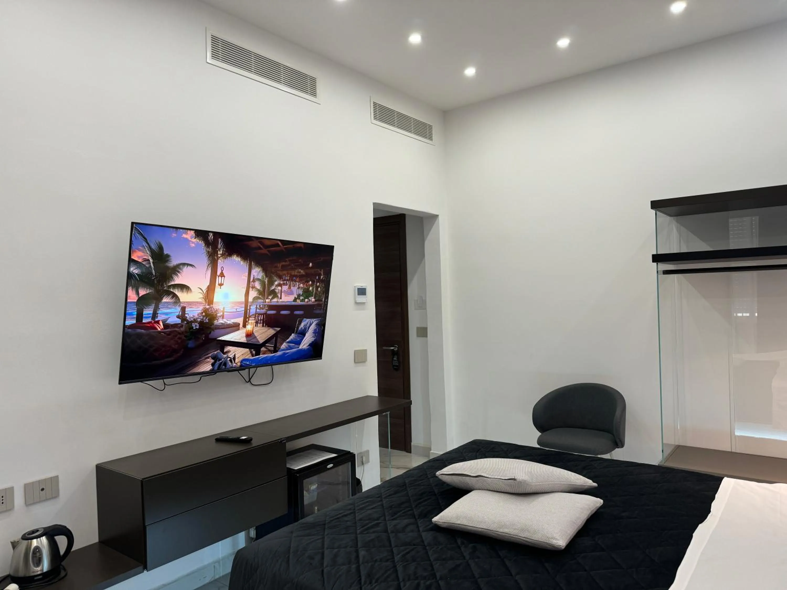 Communal lounge/ TV room, Bed in Relais Stibbert Florence