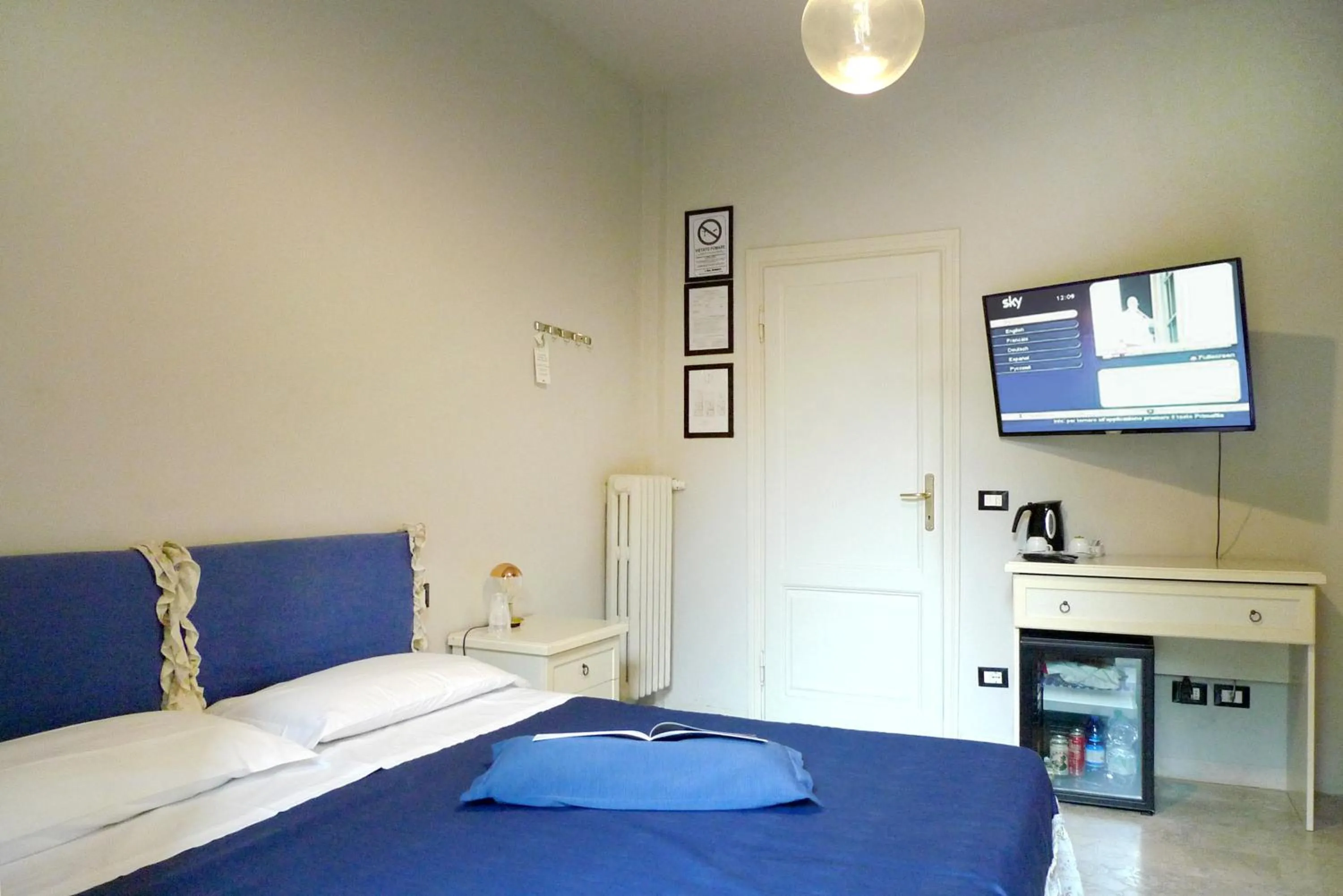 TV and multimedia, Bed in Relais Stibbert Florence