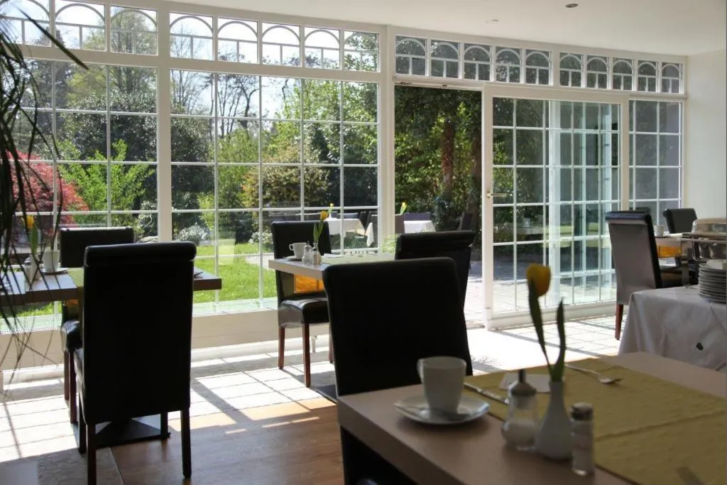 Restaurant/places to eat in Hotel Lindenallee