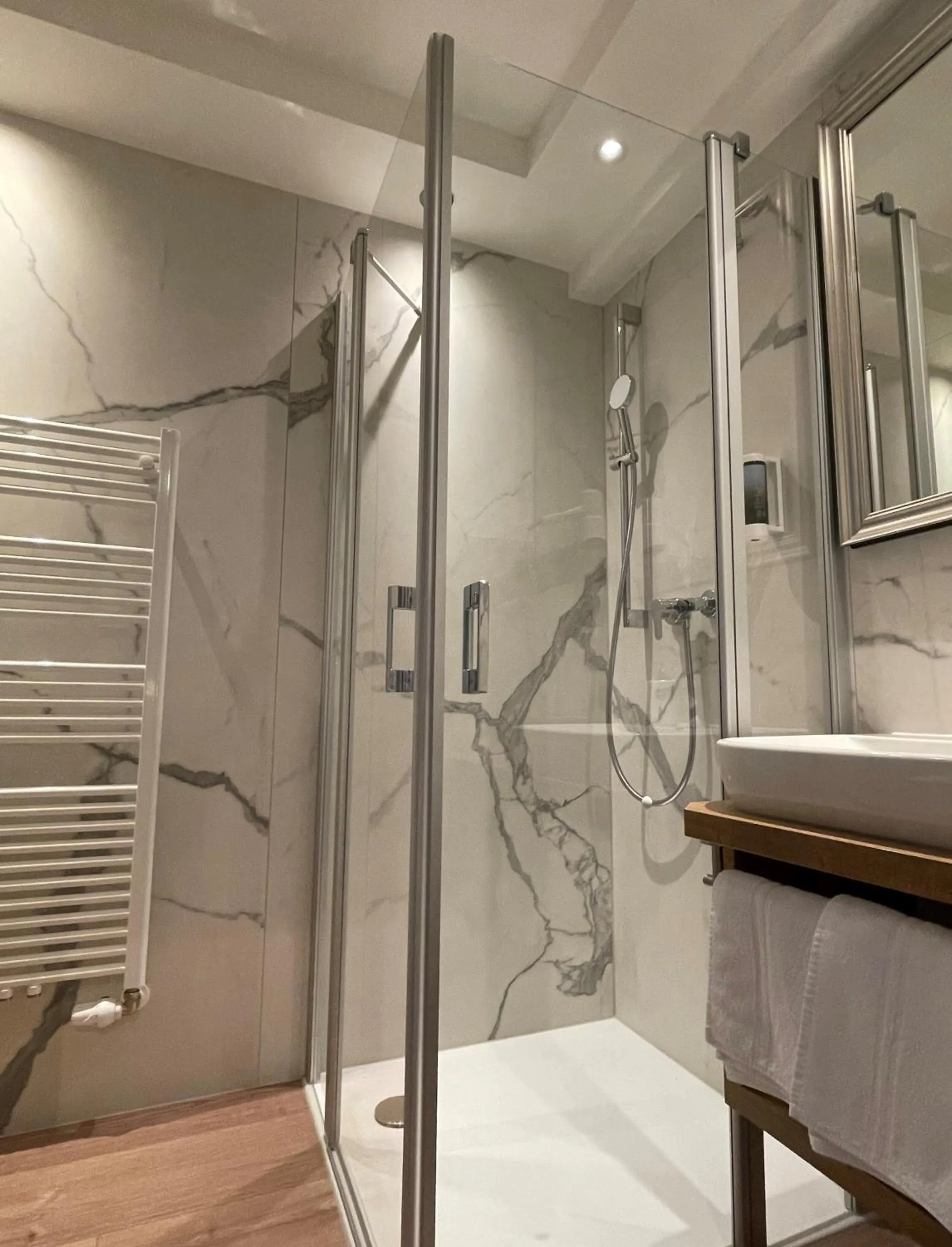 Shower in Hotel Wasserschloss Mellenthin