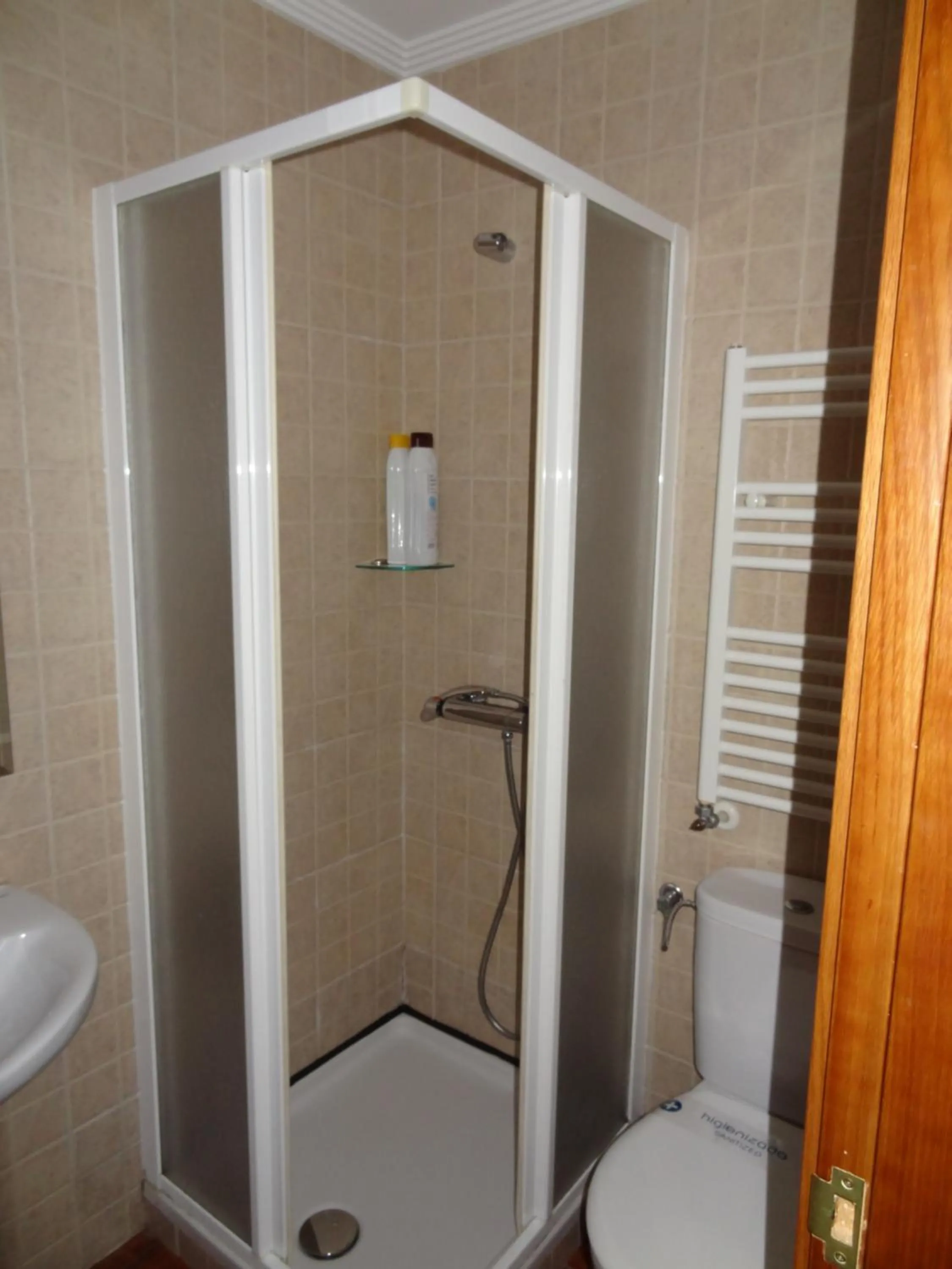 Bathroom in Pensión La Bilbaina - Albergue Logroño