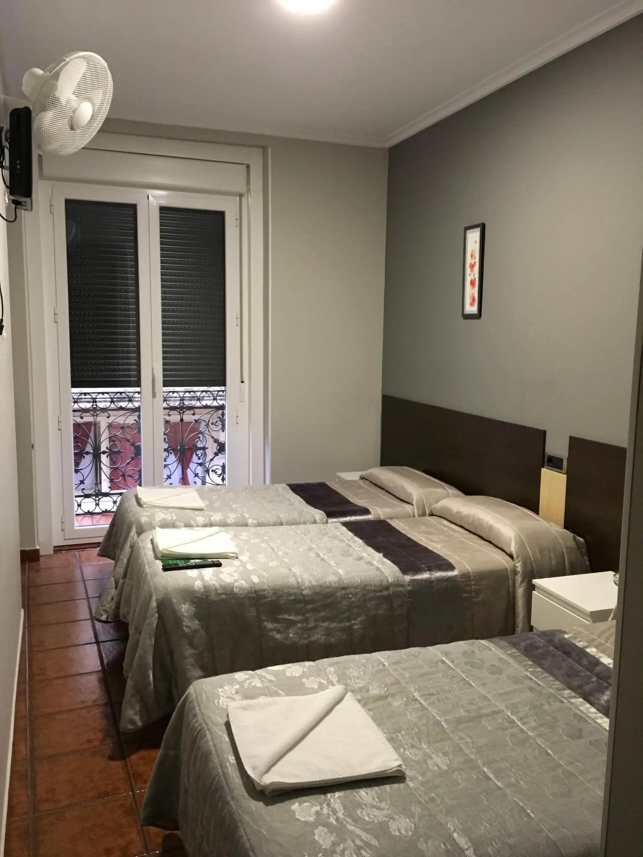 Bed in Pensión La Bilbaina - Albergue Logroño