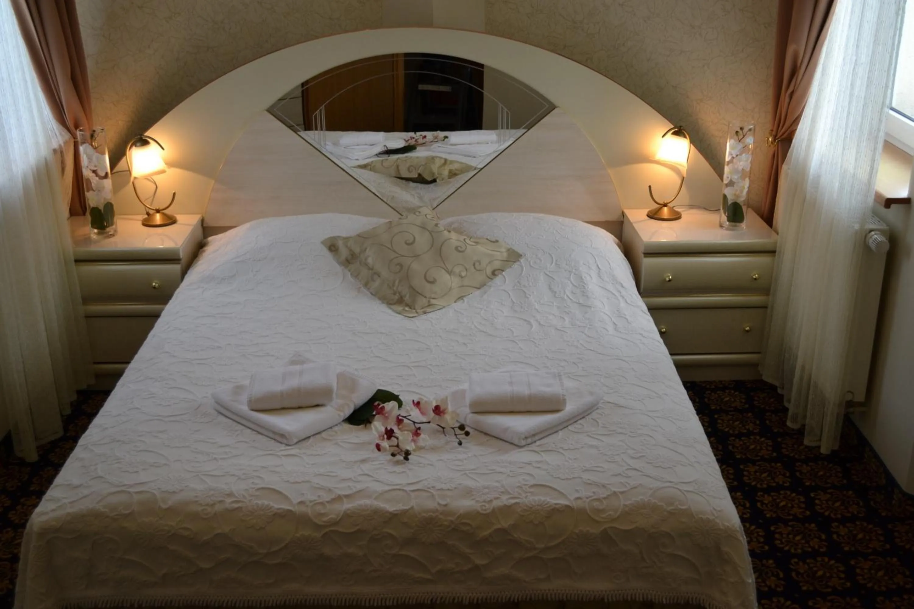 Photo of the whole room, Bed in Titanic