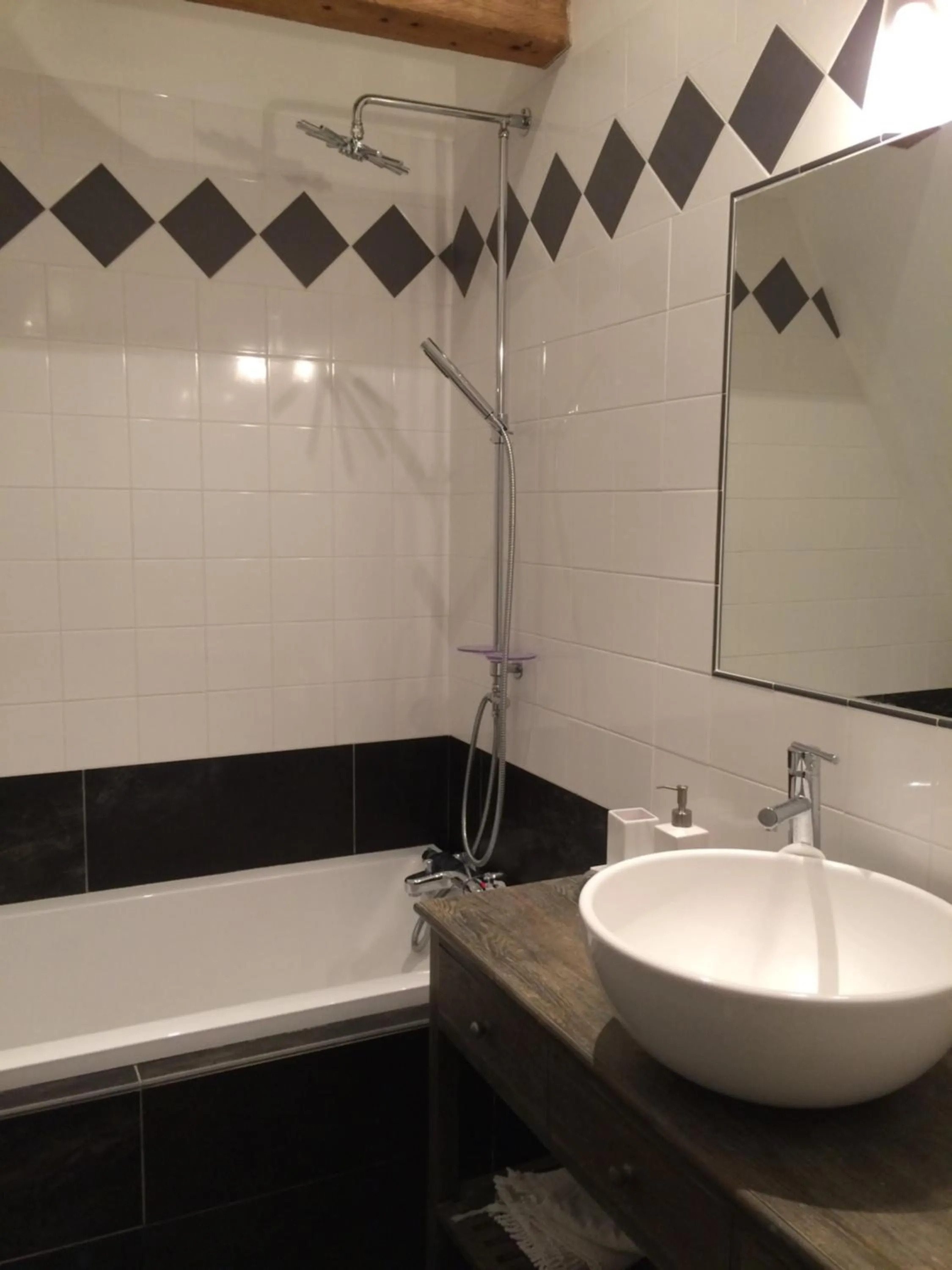 Bathroom in La Moulinière, jolie longère du XVIIè 25, chemin de la Source