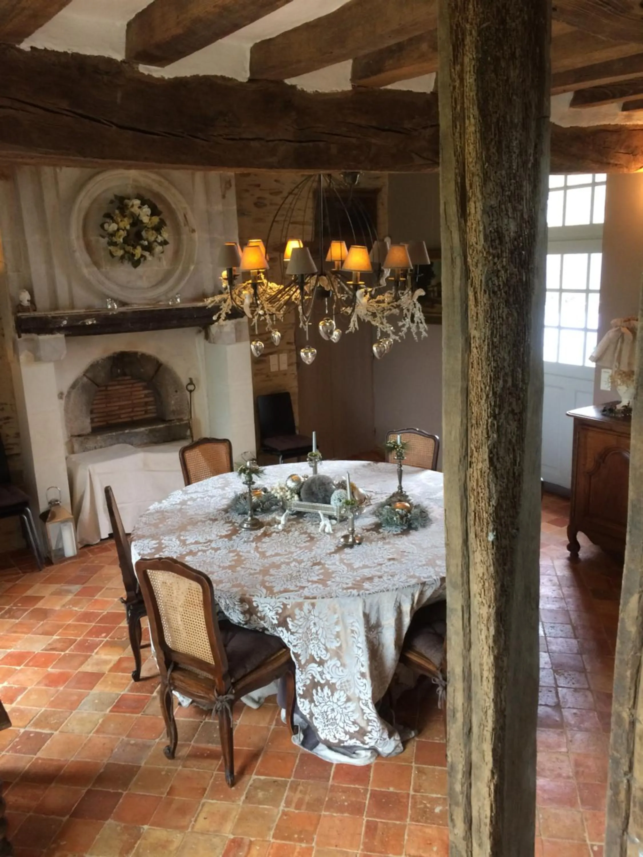 Dining area in La Moulinière, jolie longère du XVIIè 25, chemin de la Source