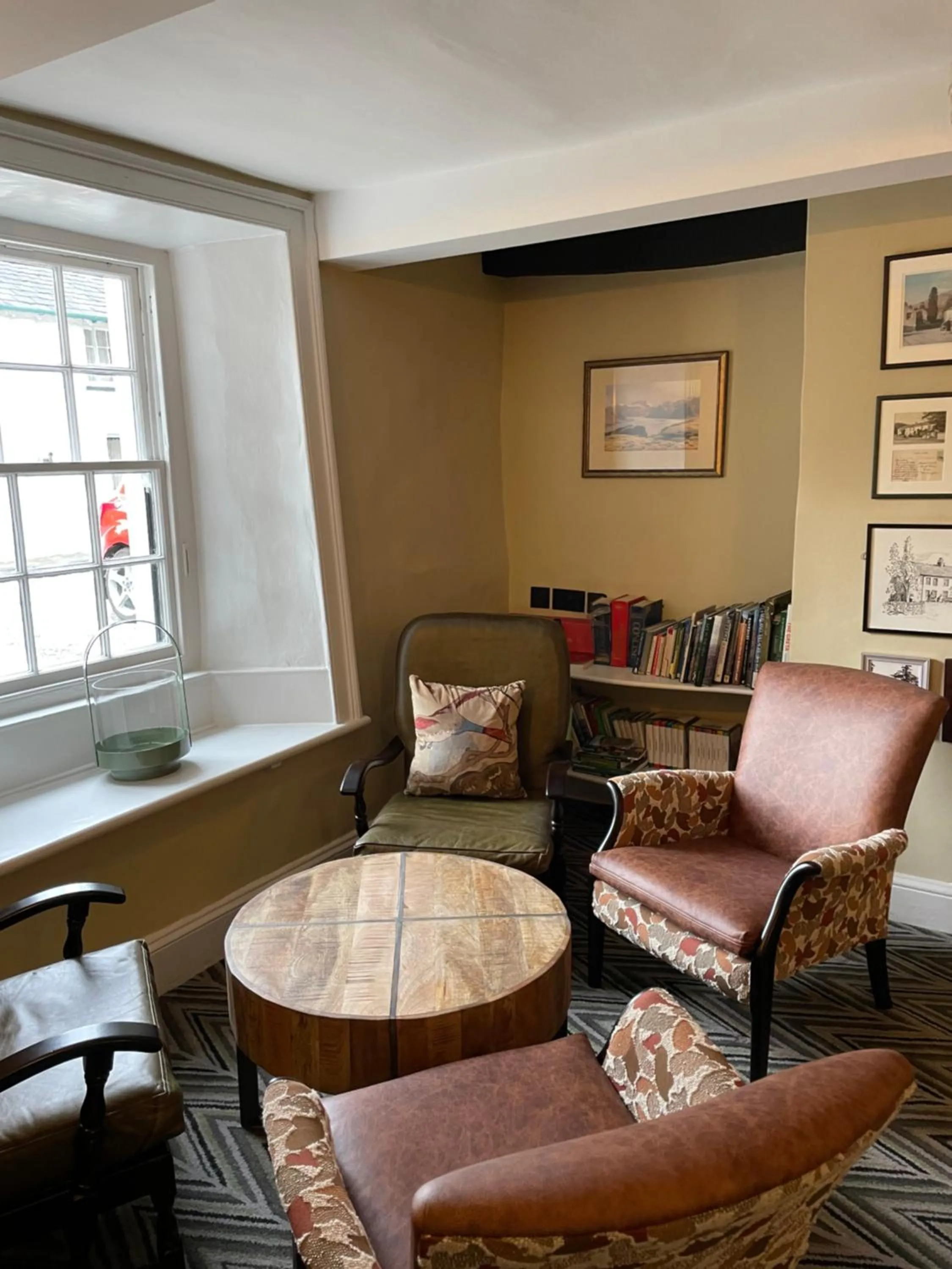 Lounge or bar in Royal Oak Hotel