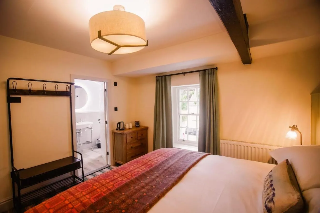 Bedroom, Bed in Royal Oak Hotel