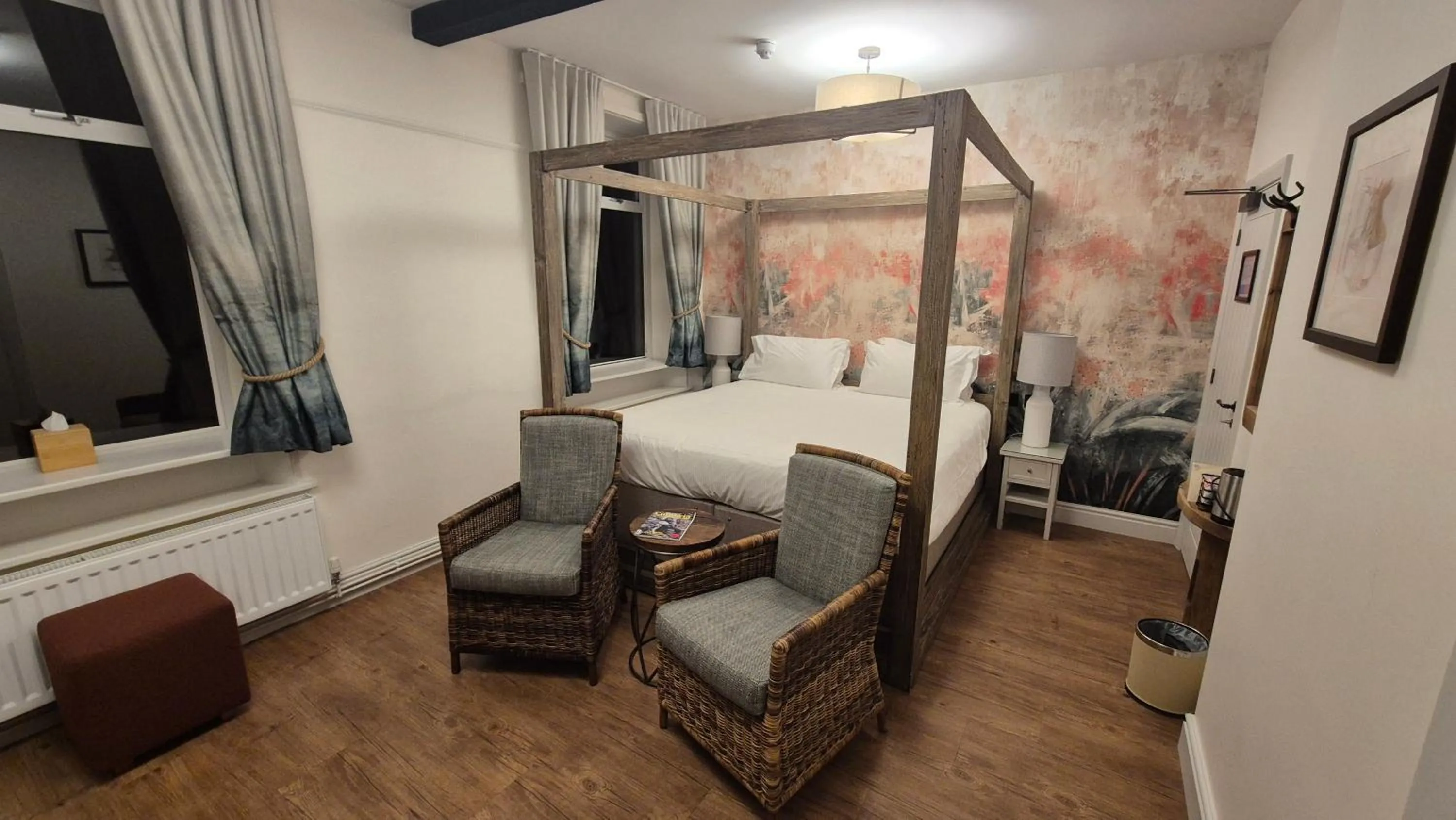 Bedroom, Bed in Royal Oak Hotel