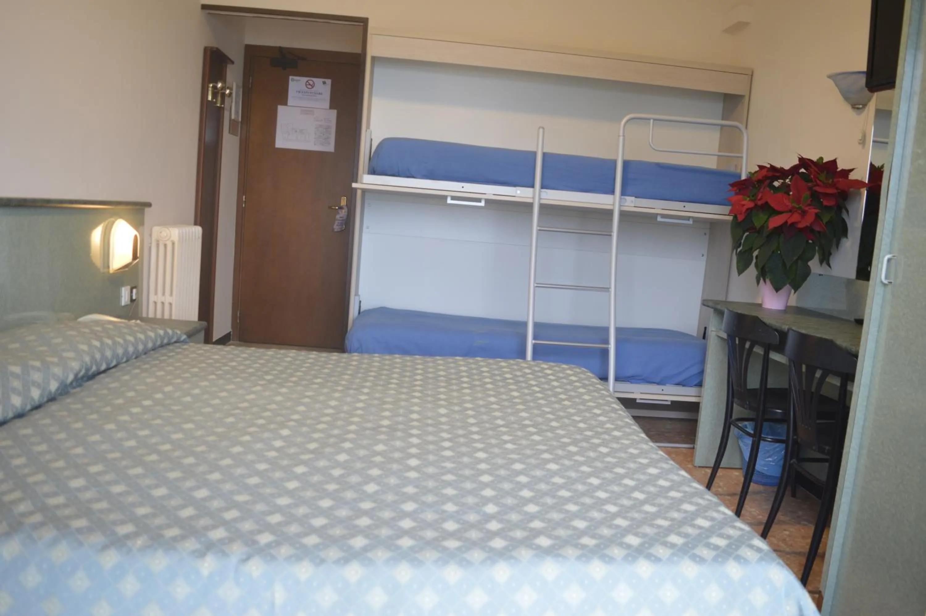 Photo of the whole room, Bed in Hotel Svizzera