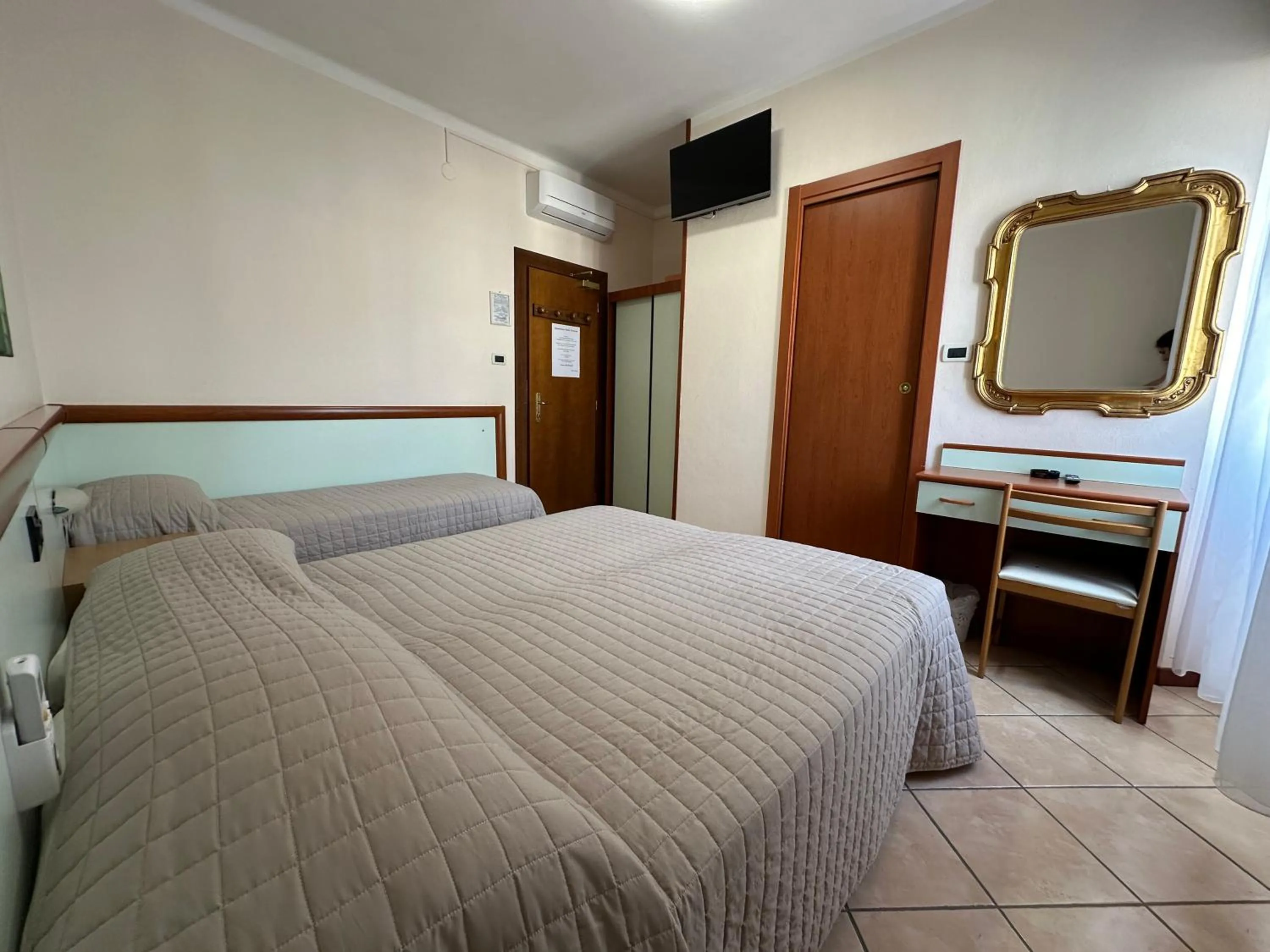 Photo of the whole room, Bed in Hotel Svizzera