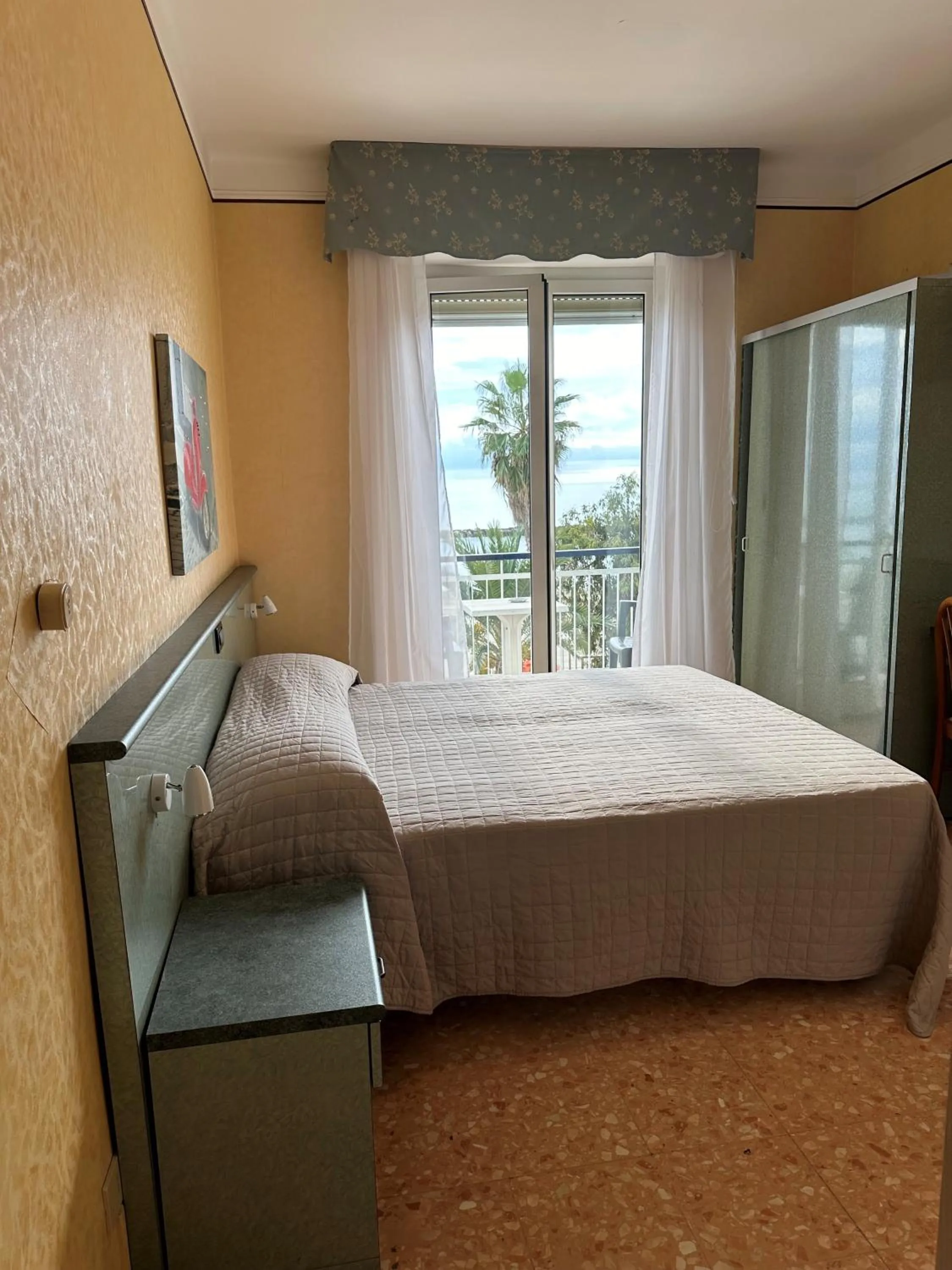 Photo of the whole room, Bed in Hotel Svizzera