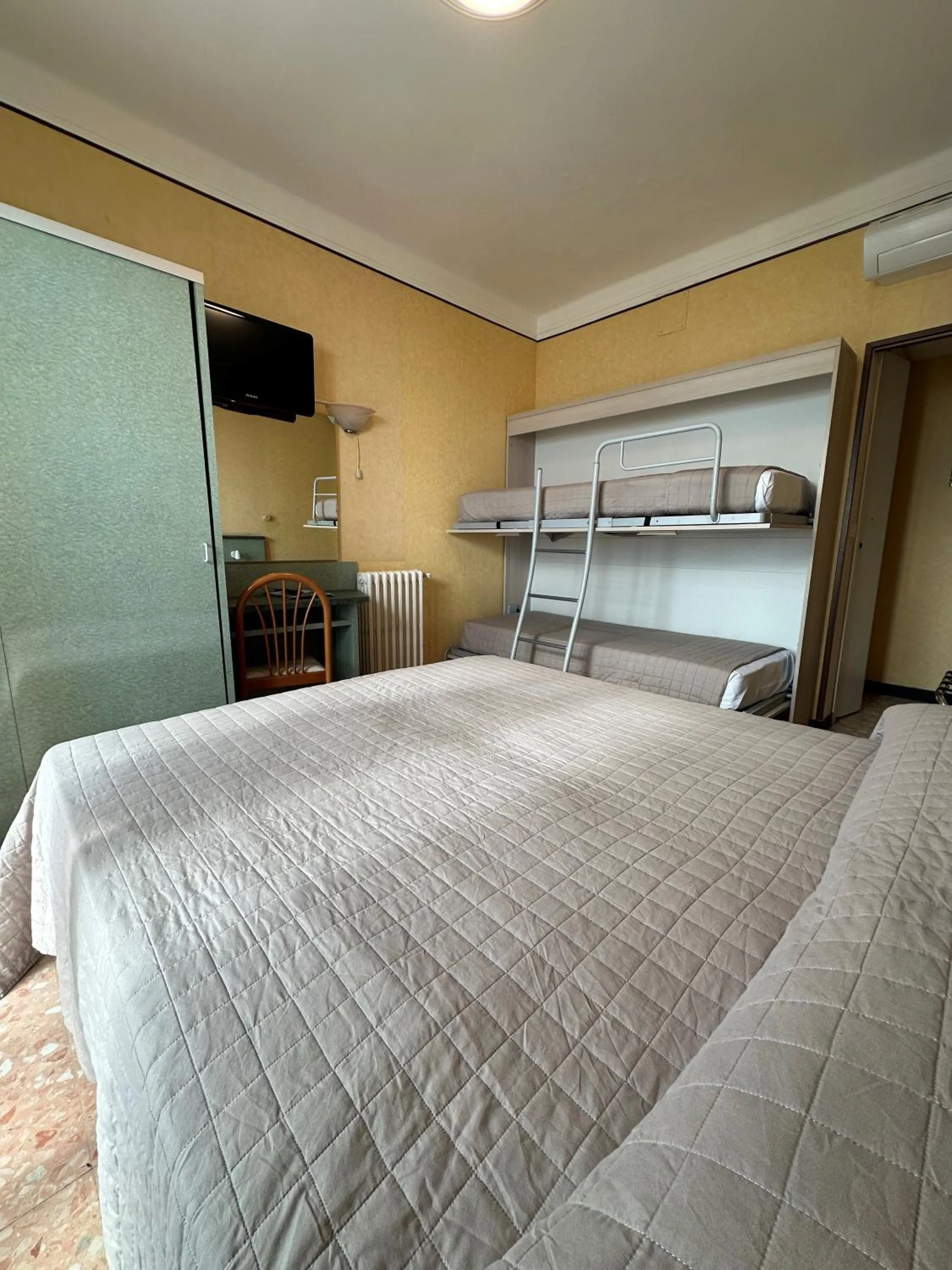 Photo of the whole room, Bed in Hotel Svizzera