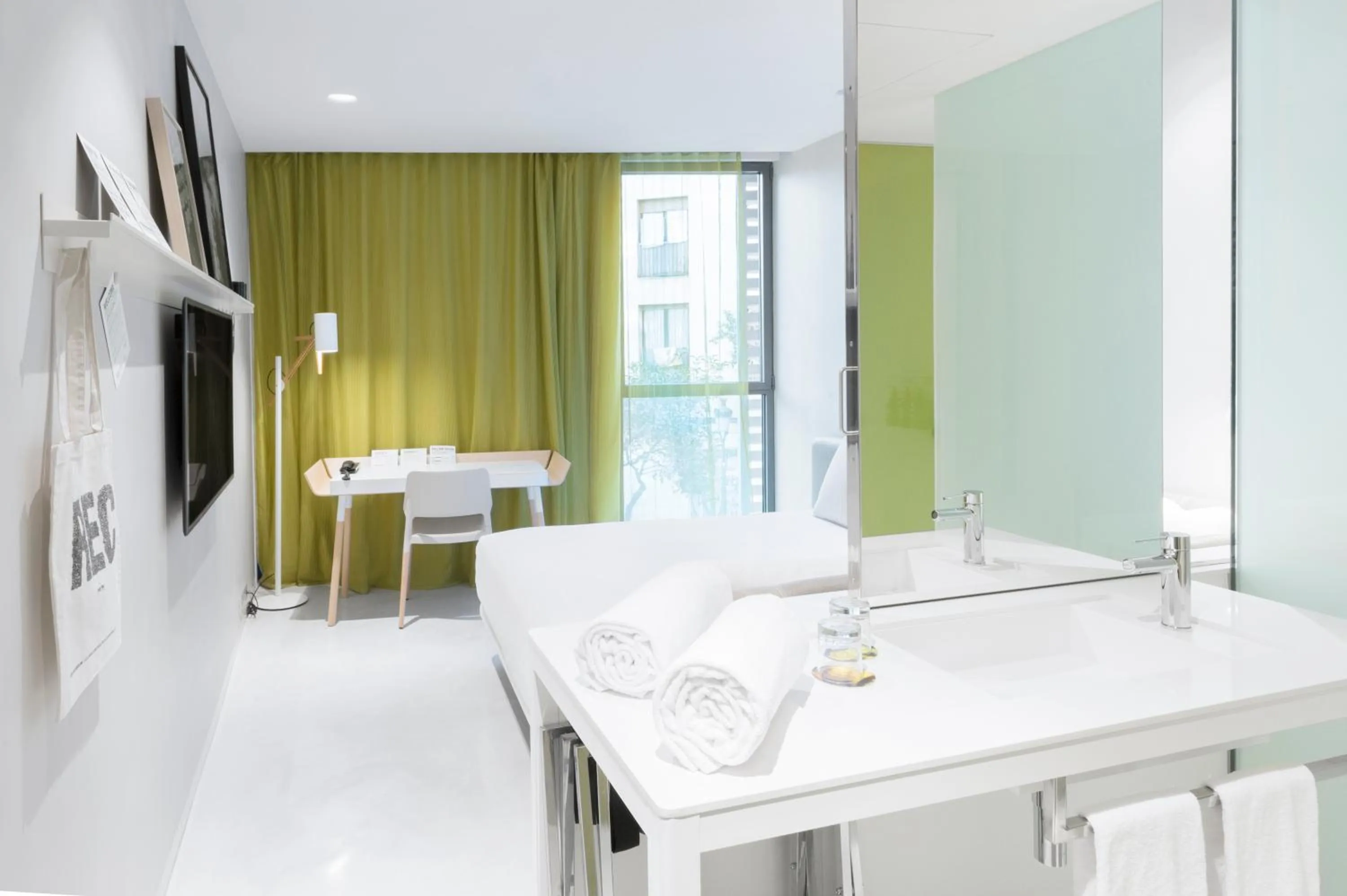 Bathroom, Bed in Hotel Rec Barcelona - Adults Only