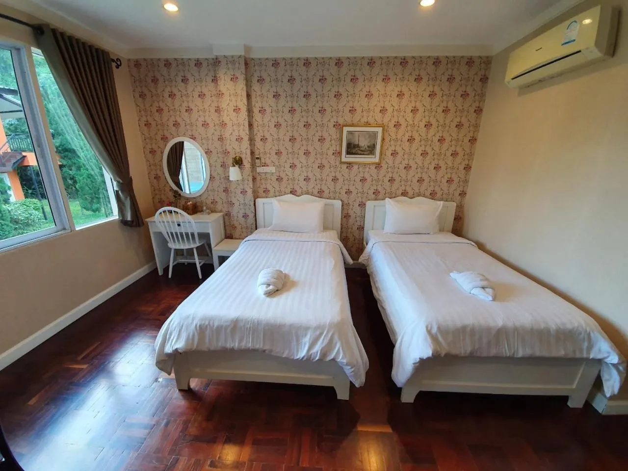 Photo of the whole room, Bed in Baan Kung Kang De Pai