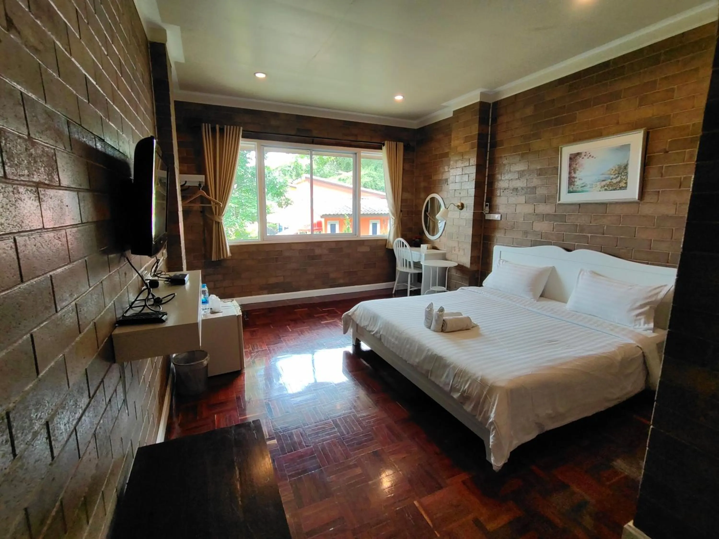 Photo of the whole room, Bed in Baan Kung Kang De Pai