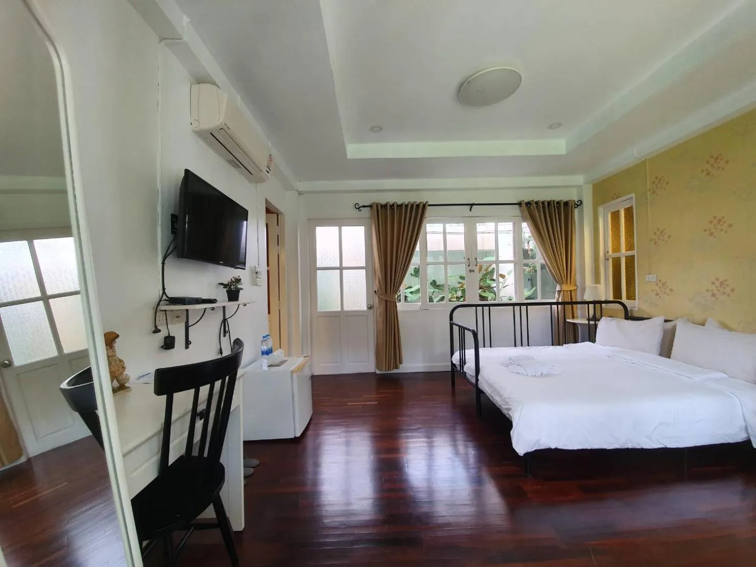 Photo of the whole room, Bed in Baan Kung Kang De Pai