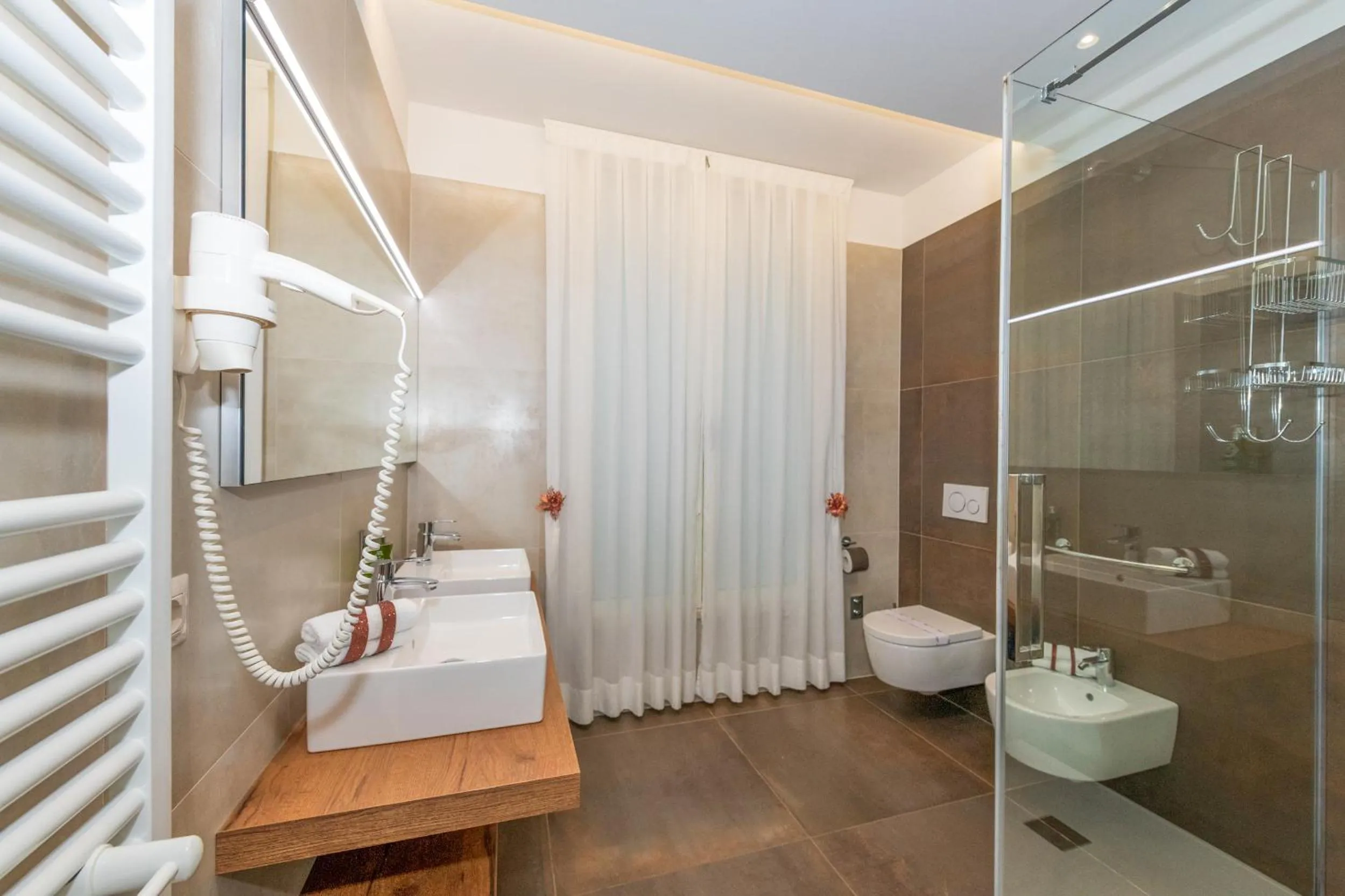 Shower in Bertoletta Village Apartments