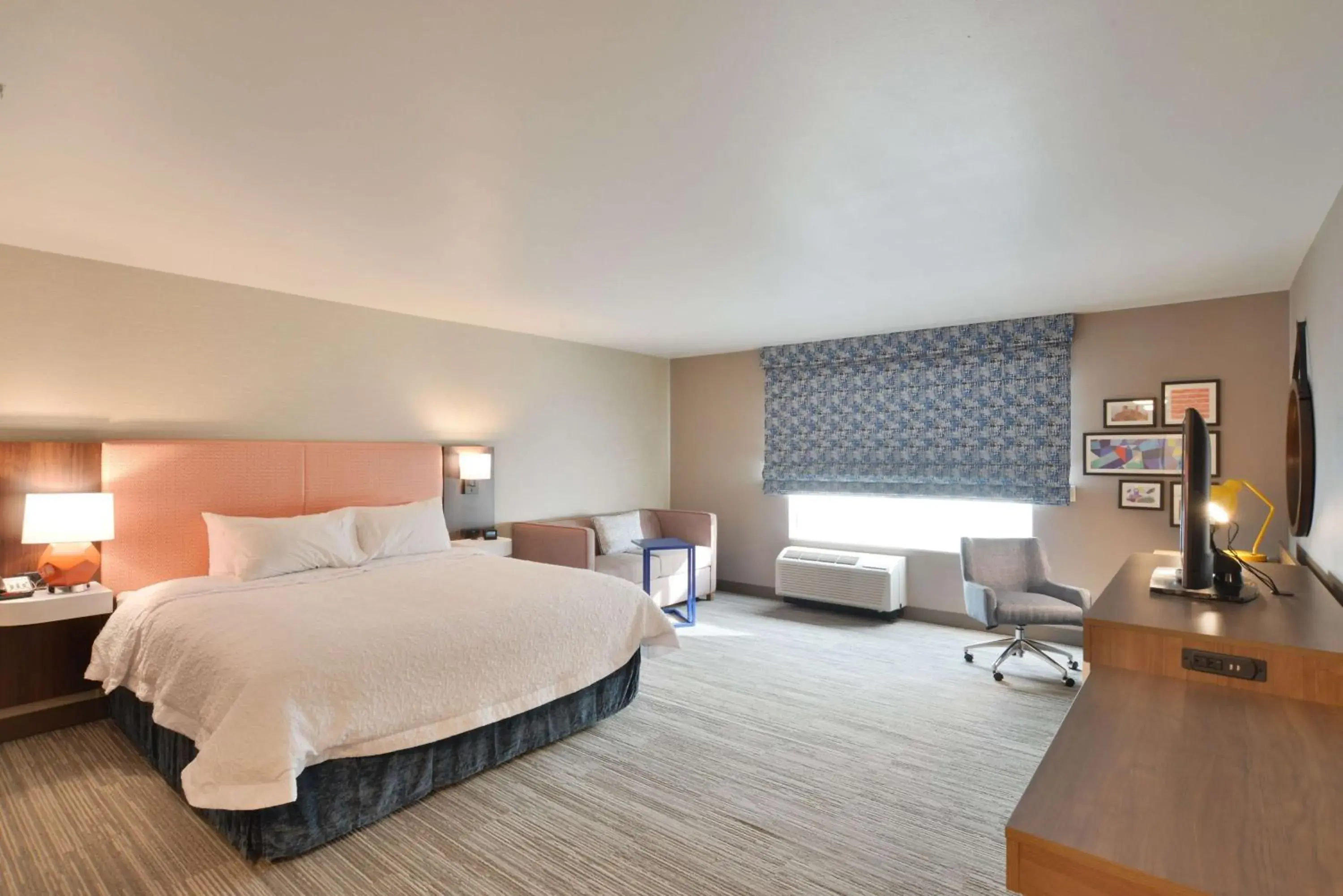 Bed in Hampton Inn & Suites Menomonie-UW Stout Bed in Hampton Inn & Suites Menomonie-UW Stout