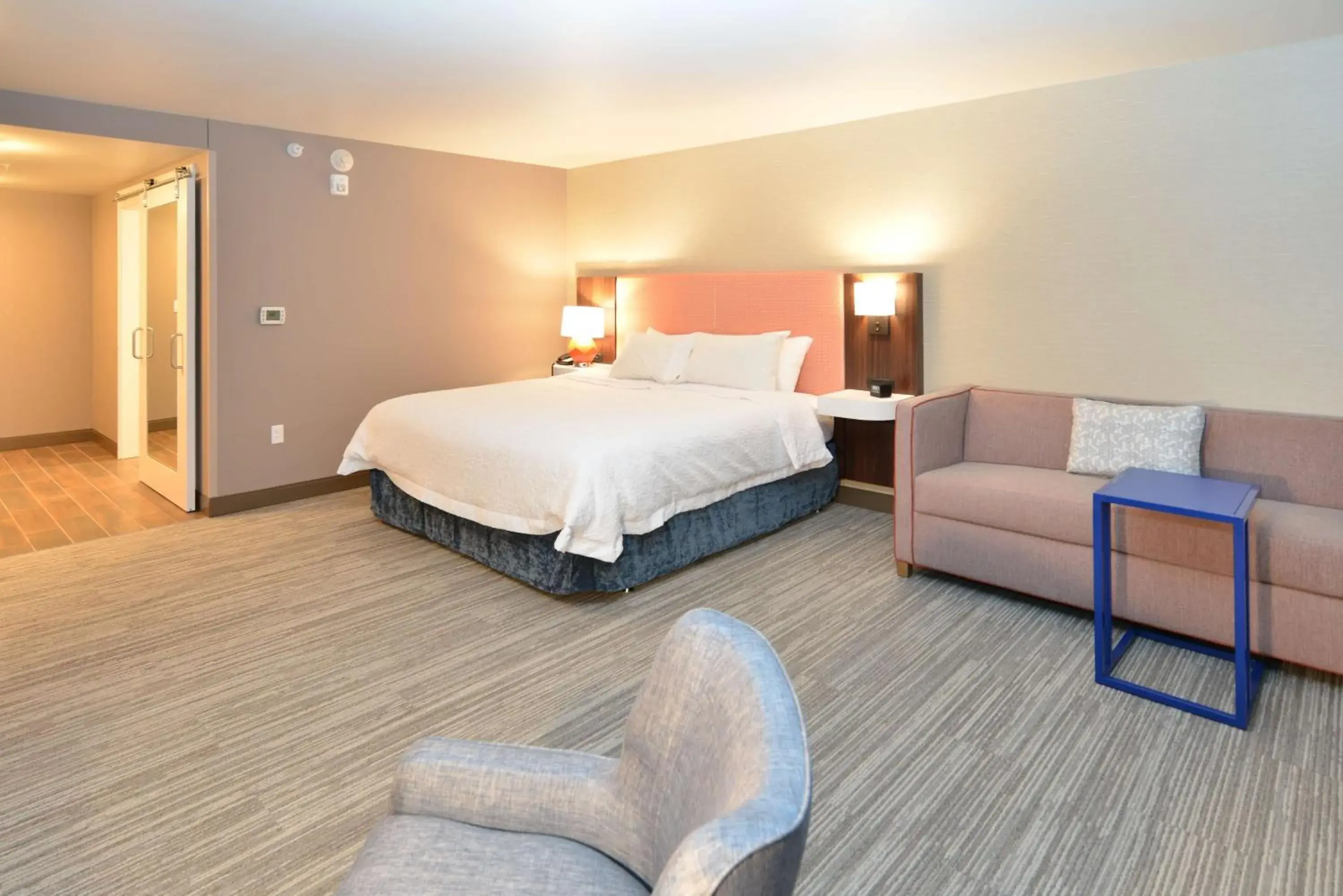 Living room, Bed in Hampton Inn & Suites Menomonie-UW Stout Living room, Bed in Hampton Inn & Suites Menomonie-UW Stout