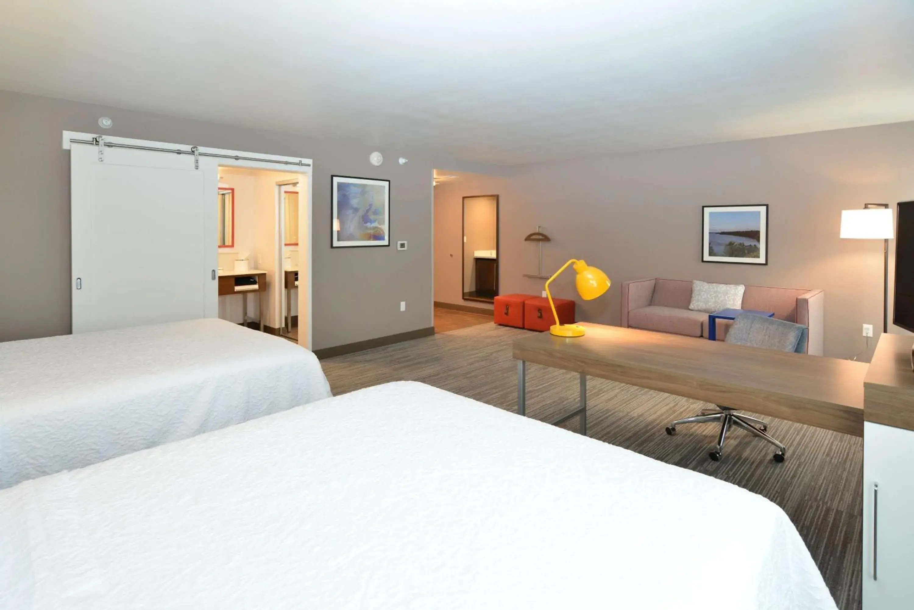 Bedroom, Bed in Hampton Inn & Suites Menomonie-UW Stout Bedroom, Bed in Hampton Inn & Suites Menomonie-UW Stout