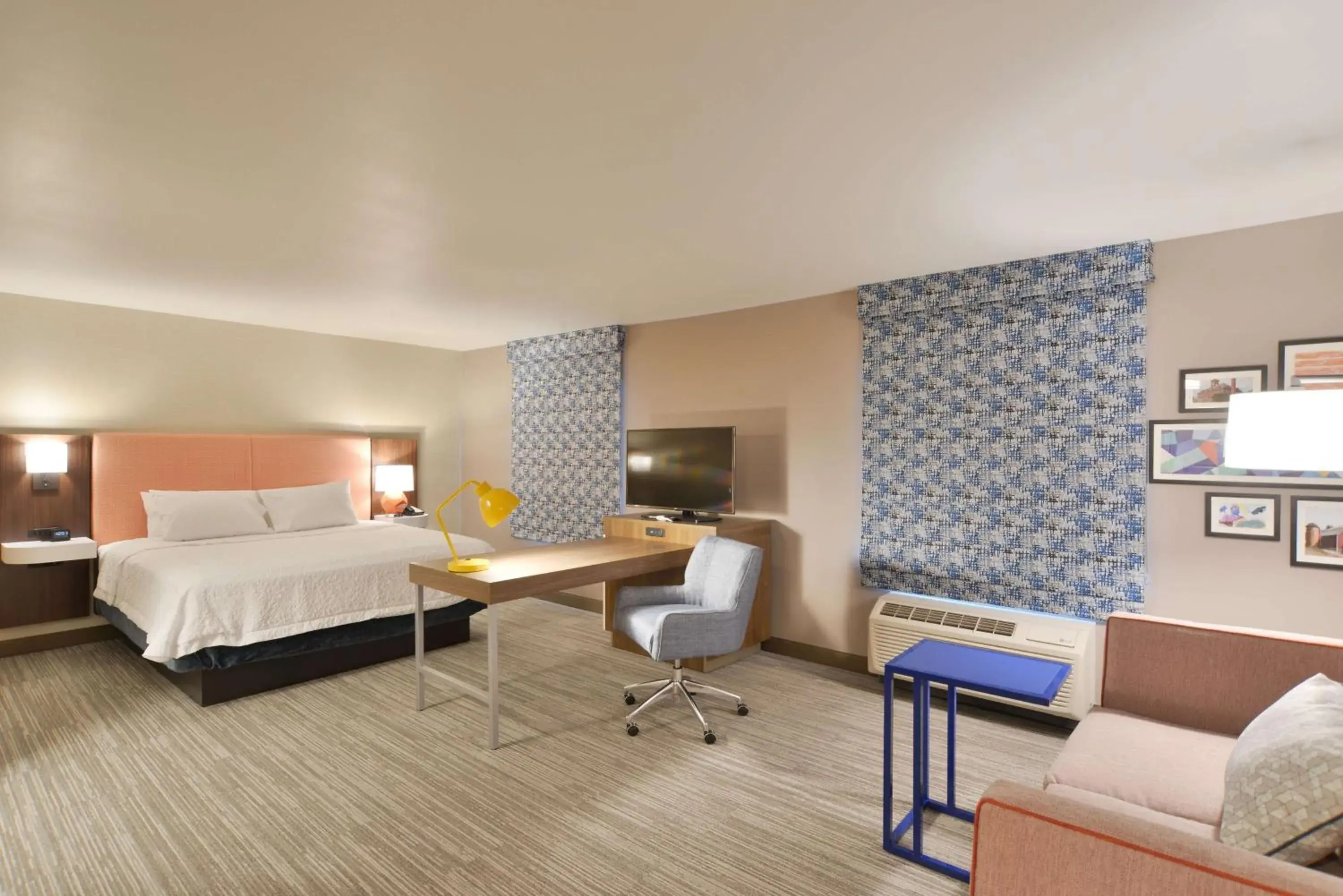 Bed in Hampton Inn & Suites Menomonie-UW Stout Bed in Hampton Inn & Suites Menomonie-UW Stout