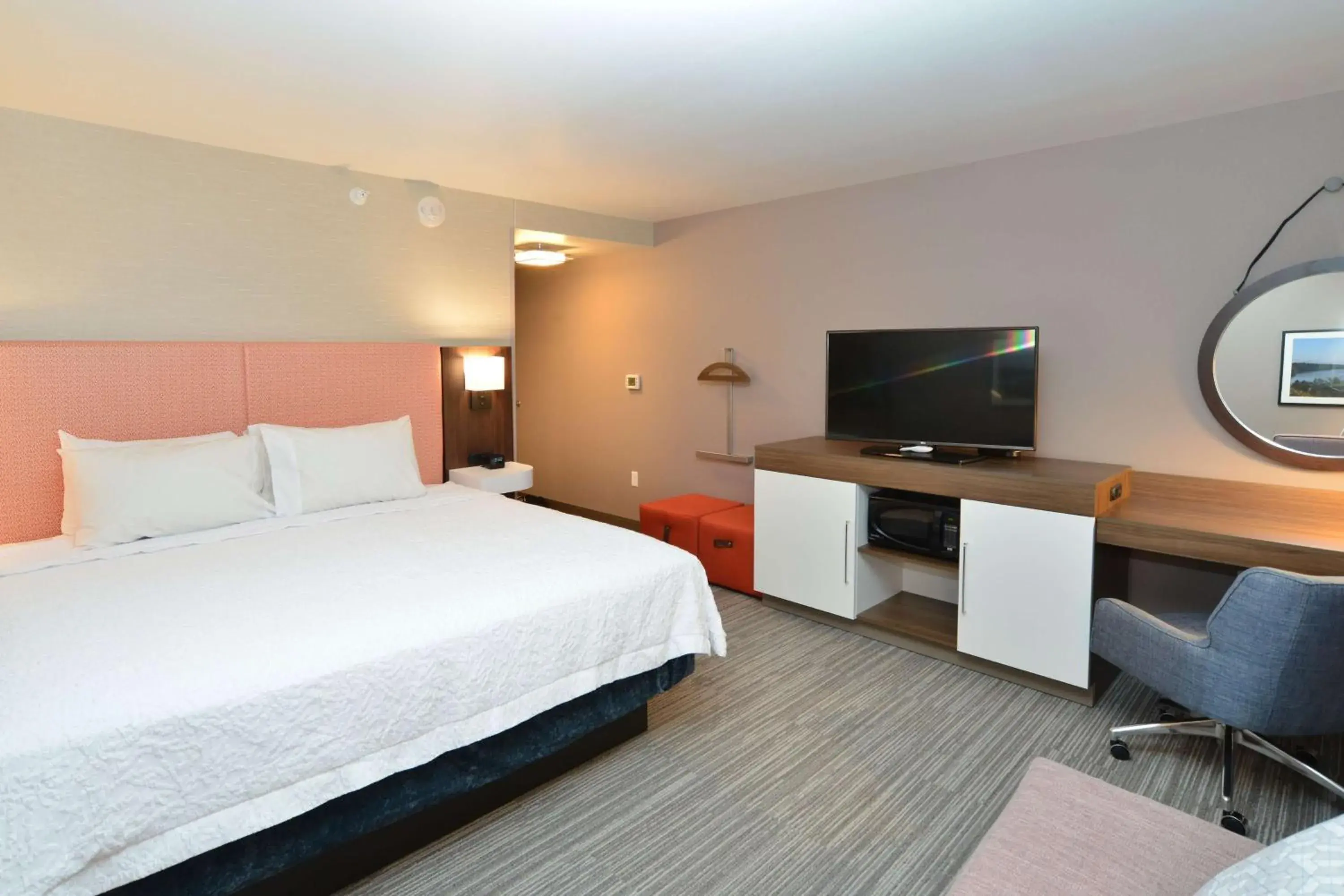 Bed in Hampton Inn & Suites Menomonie-UW Stout Bed in Hampton Inn & Suites Menomonie-UW Stout