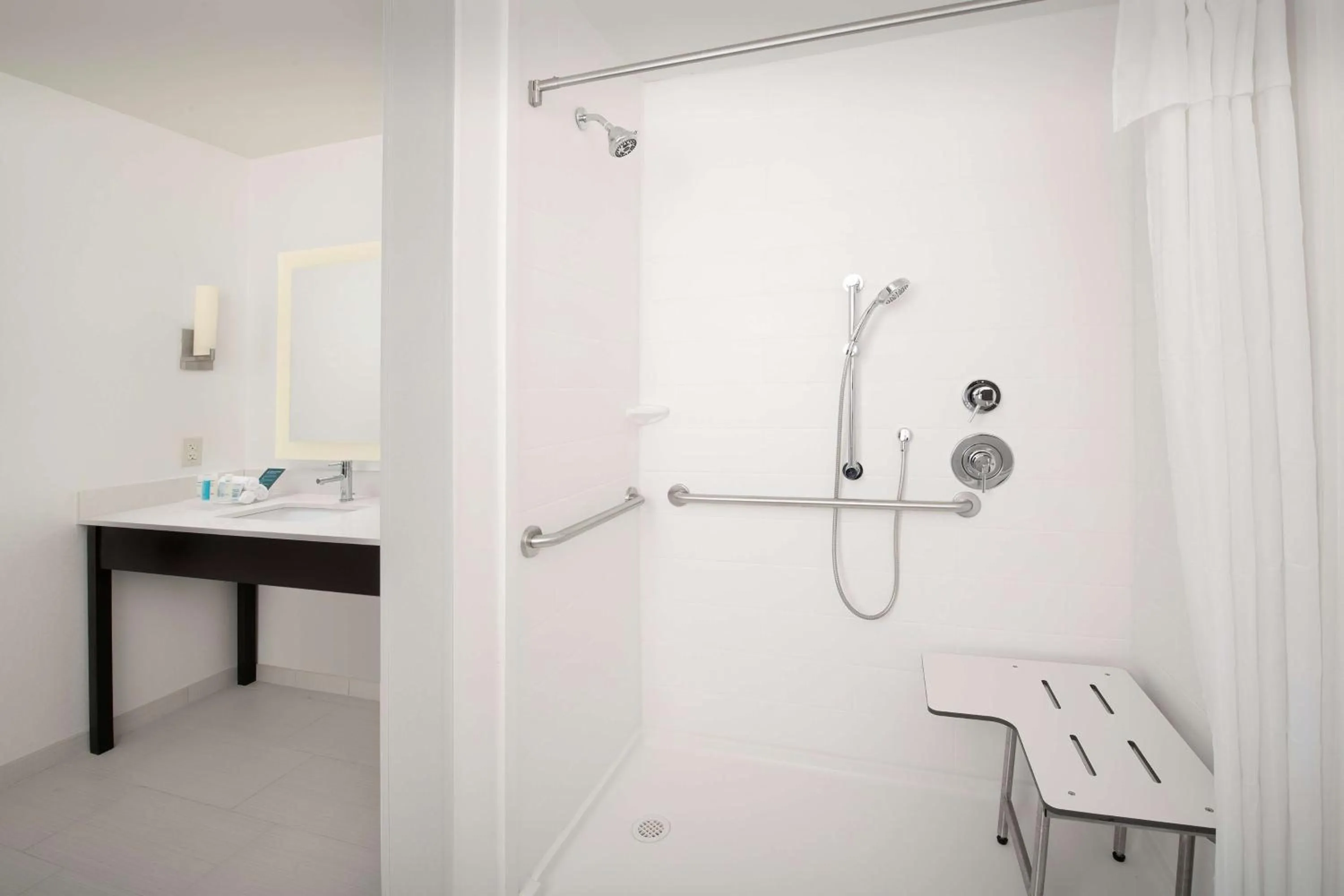 Bathroom in Homewood Suites By Hilton Kansas City Speedway