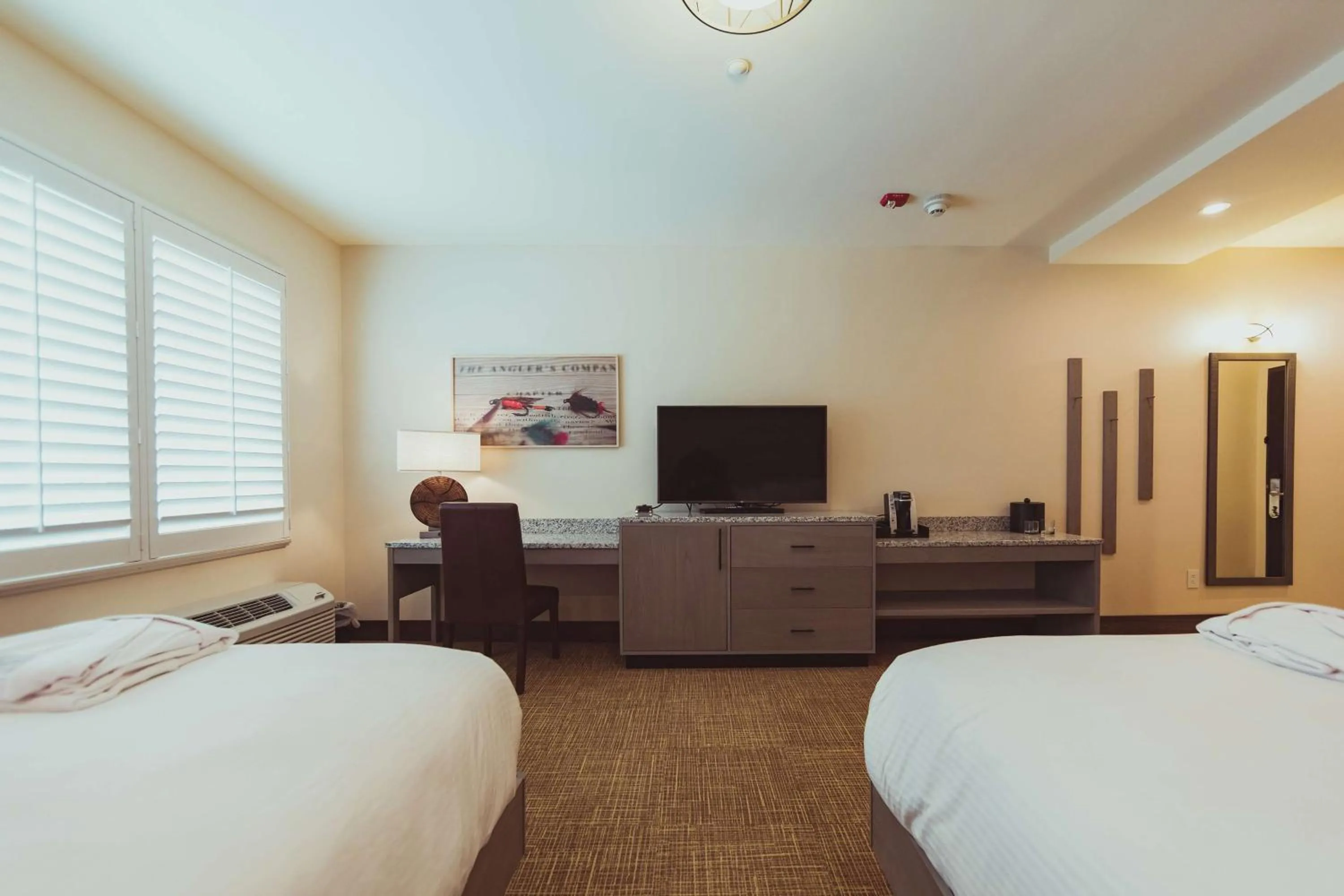 Bedroom, Bed in Tailwater Lodge Altmar, Tapestry Collection By Hilton