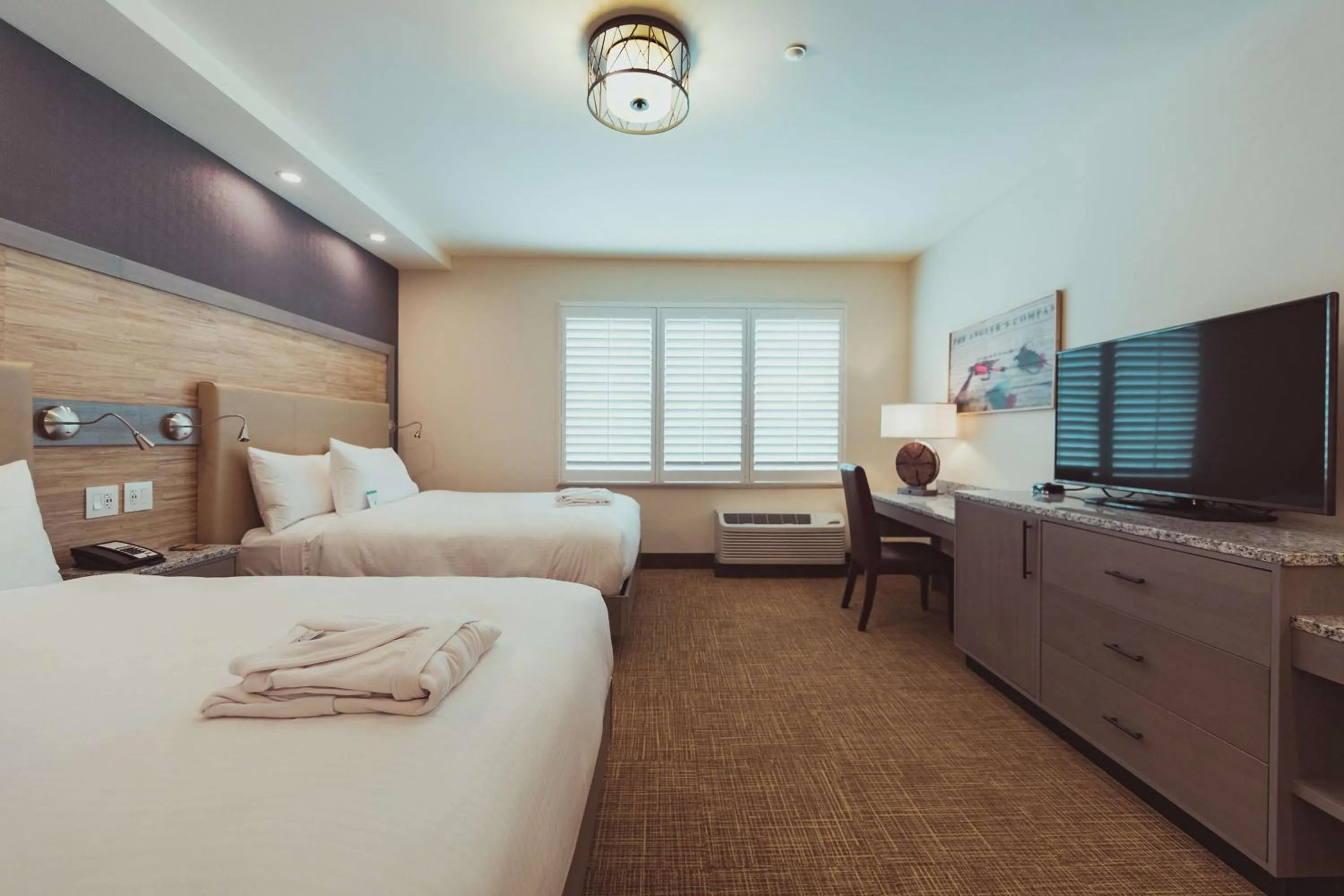 Bedroom, Bed in Tailwater Lodge Altmar, Tapestry Collection By Hilton