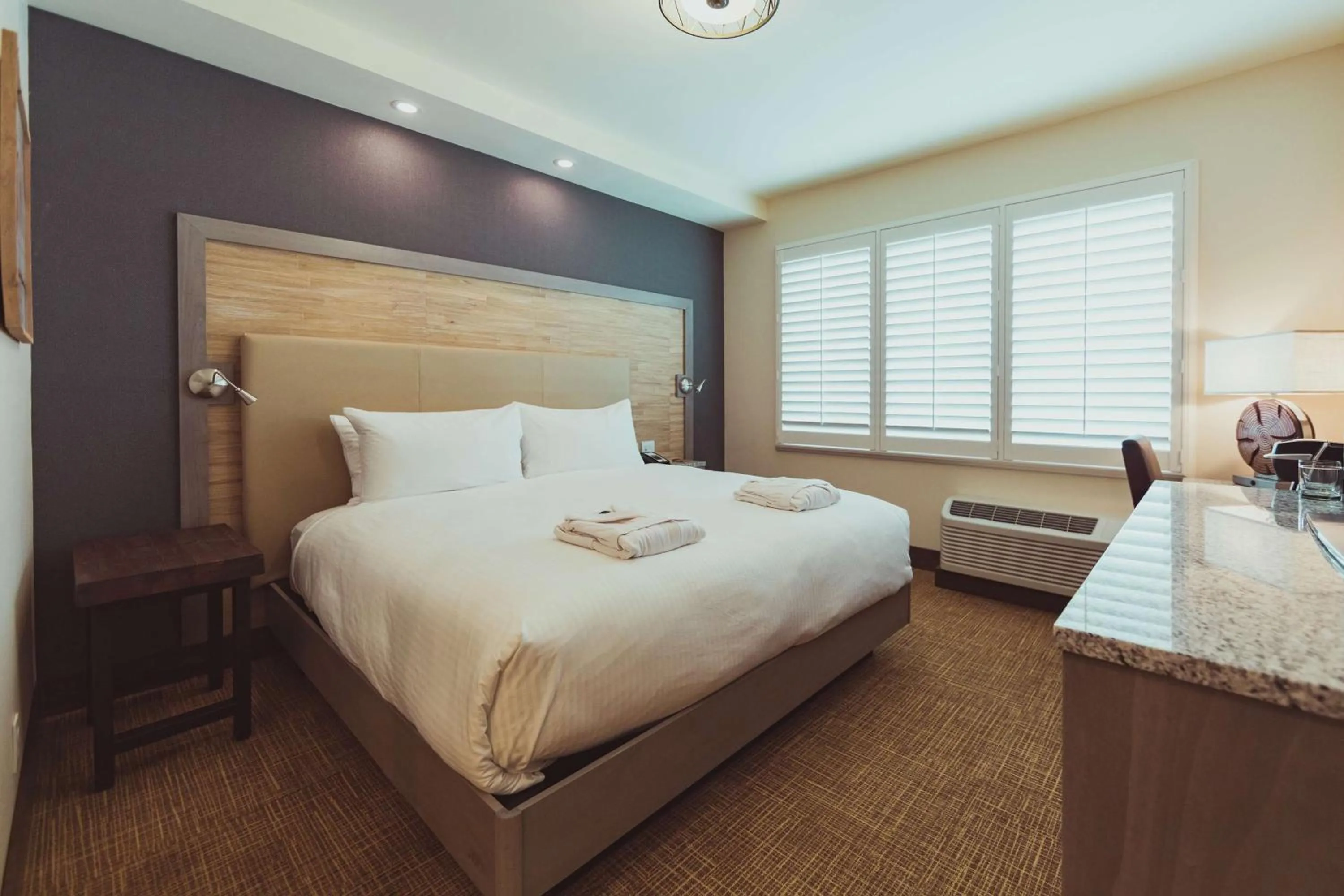 Bed in Tailwater Lodge Altmar, Tapestry Collection By Hilton