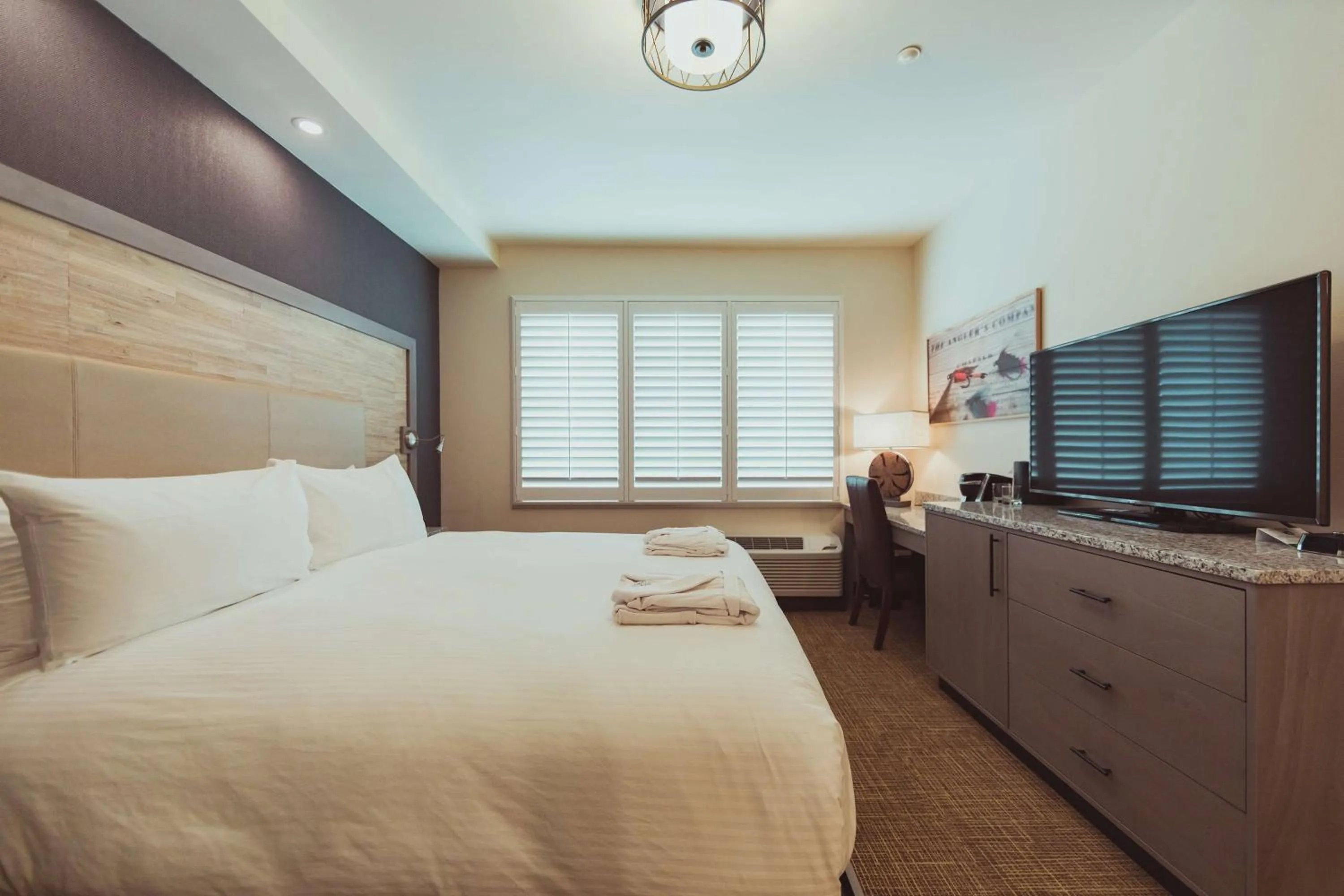 Bedroom, Bed in Tailwater Lodge Altmar, Tapestry Collection By Hilton