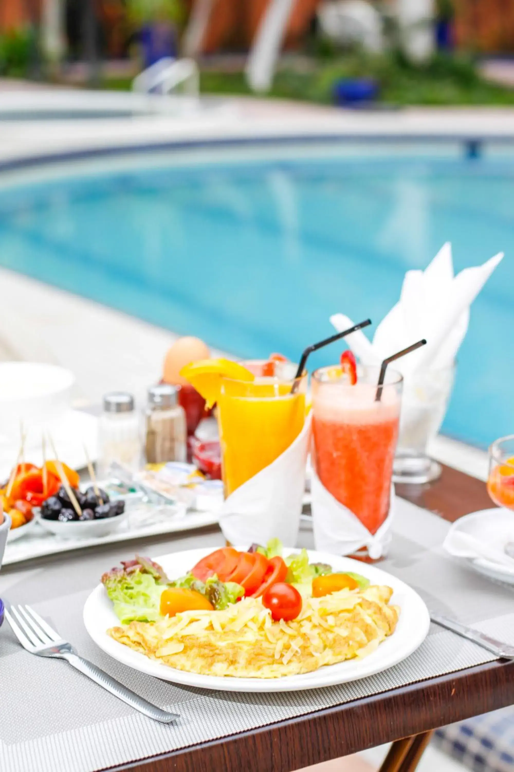Food and drinks, Swimming Pool in Résidence-hotel Ezzahia