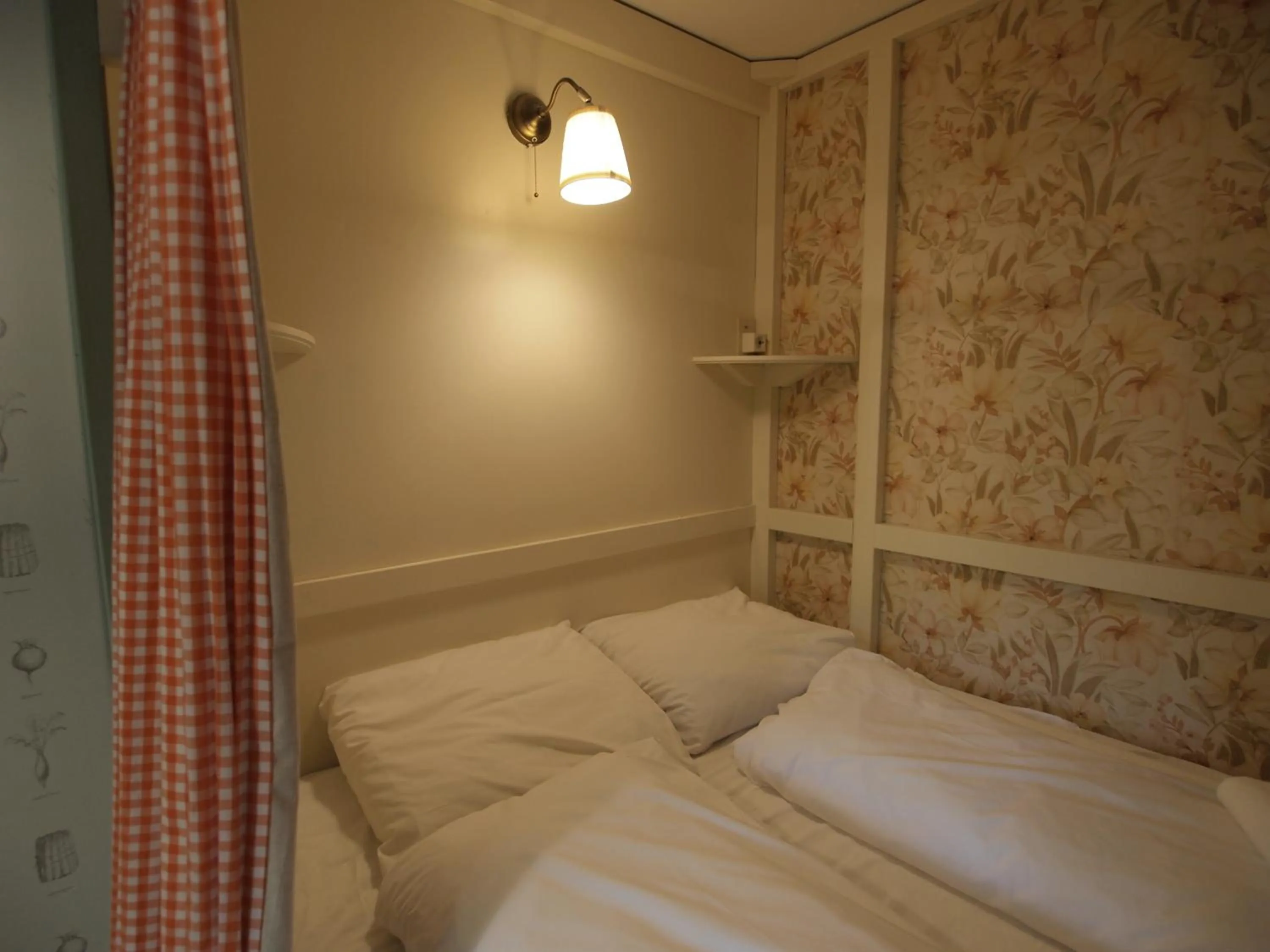 Bed in Amsterdam Farm Lodge