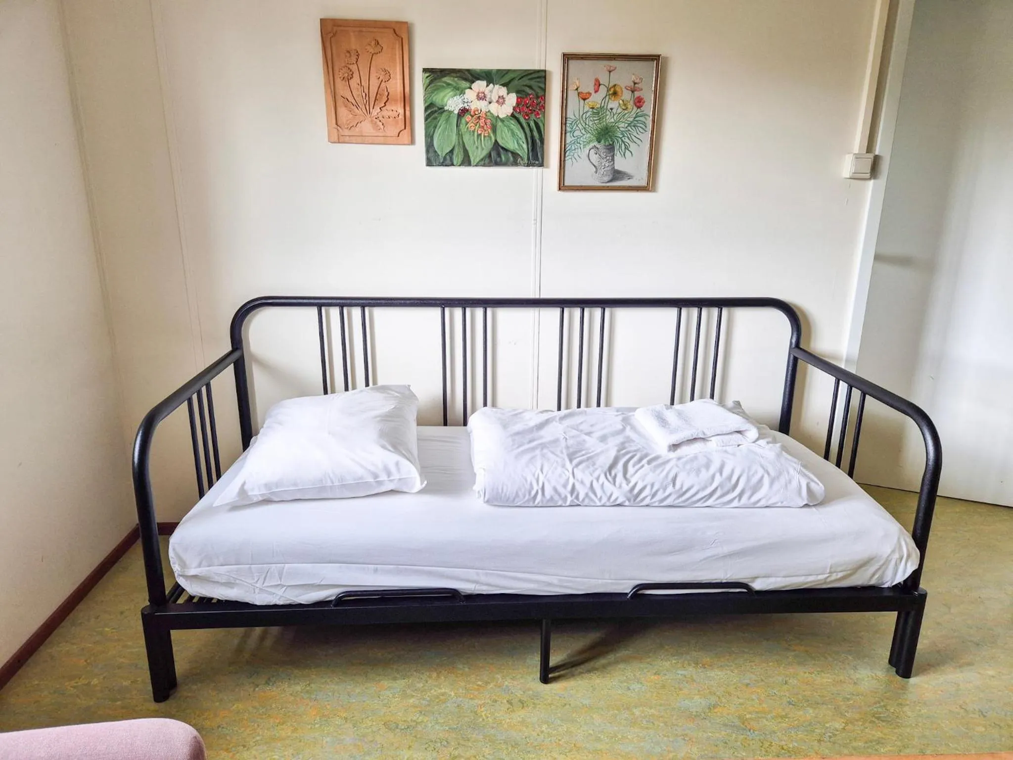 Living room, Bed in Amsterdam Farm Lodge