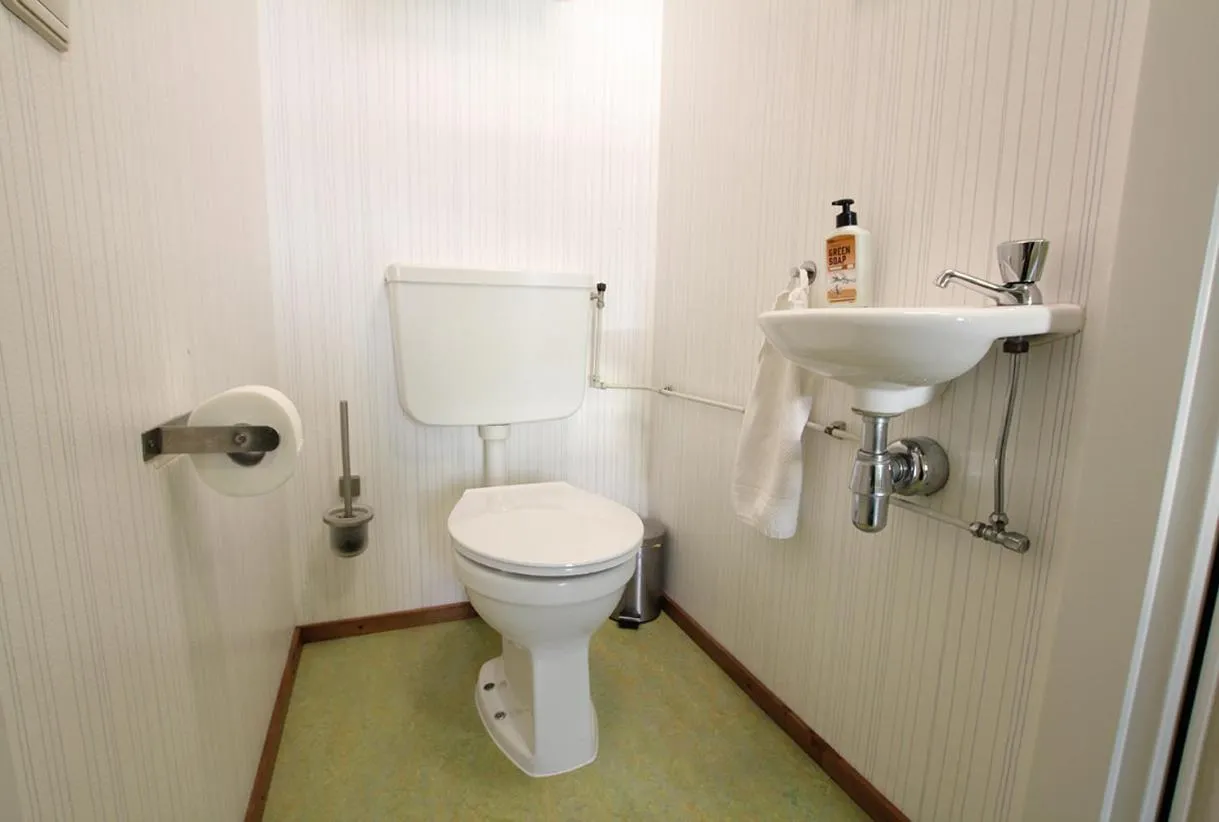 Toilet in Amsterdam Farm Lodge