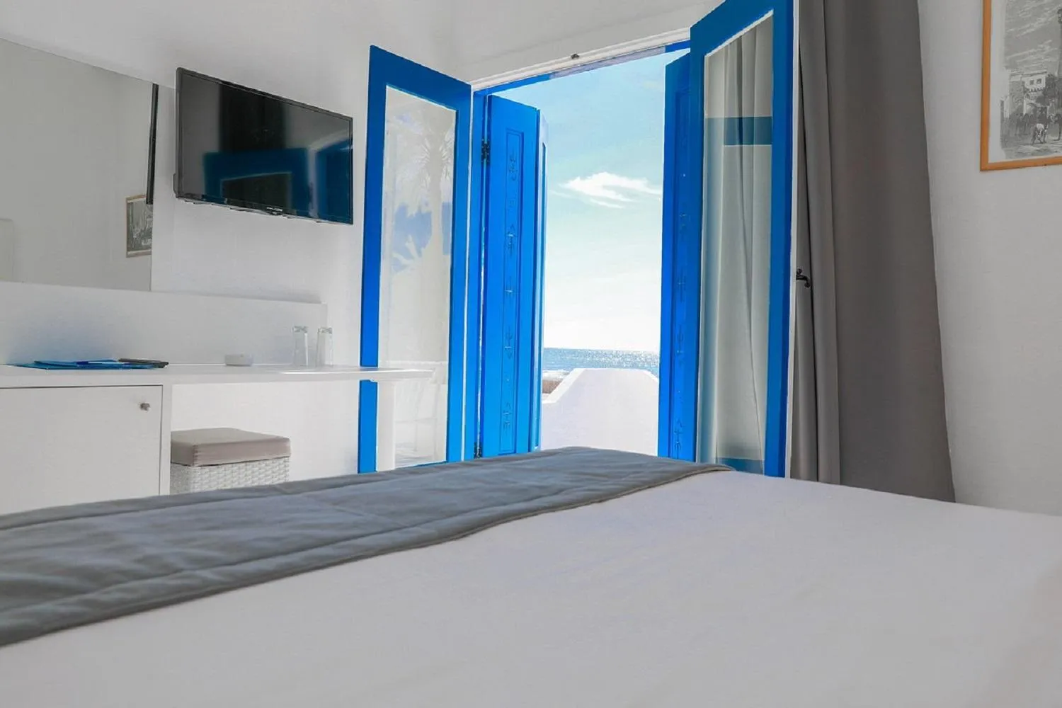 Bed in Hari Club Beach Resort