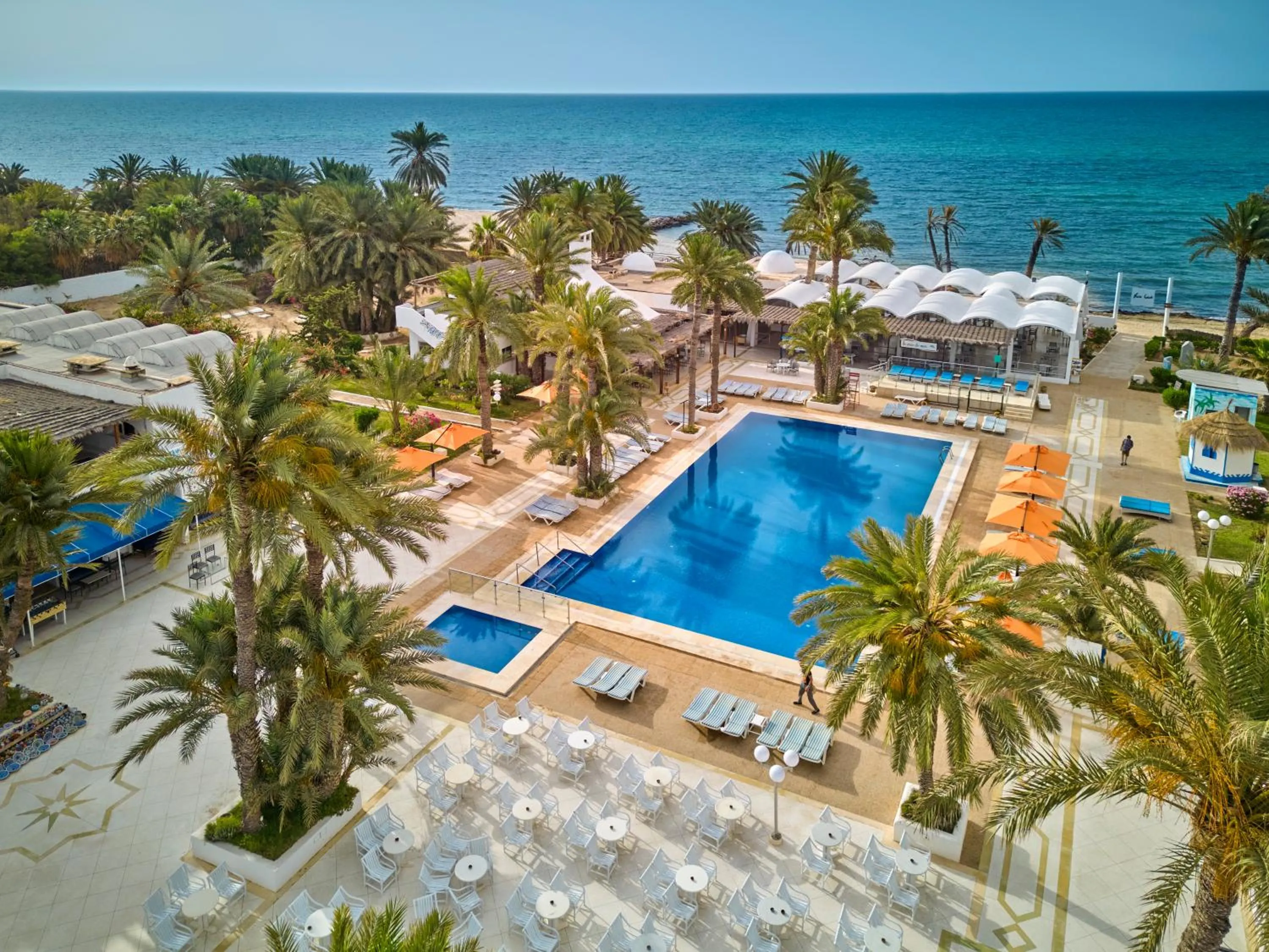 Swimming pool in Hari Club Beach Resort