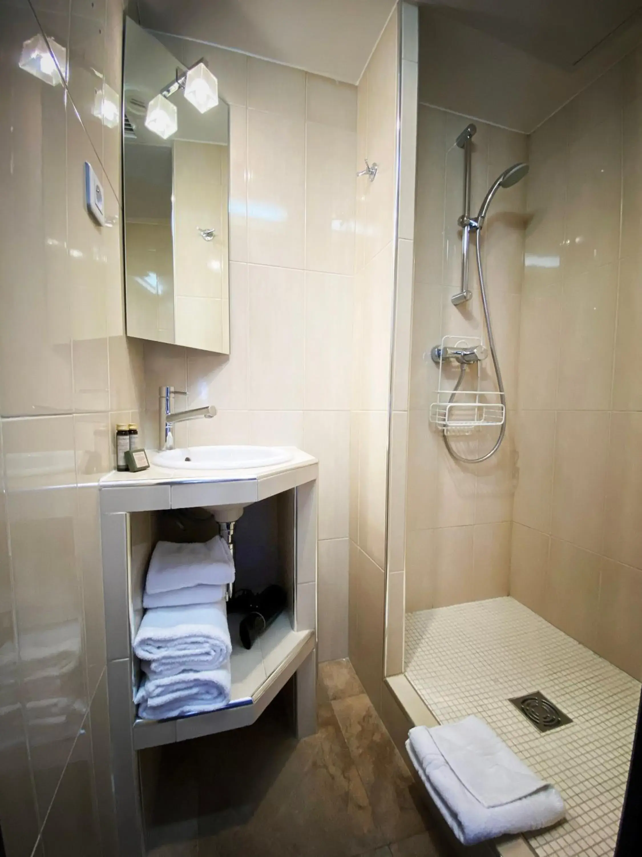 Economic Double Room in Hotel Molière Economic Double Room in Hotel Molière