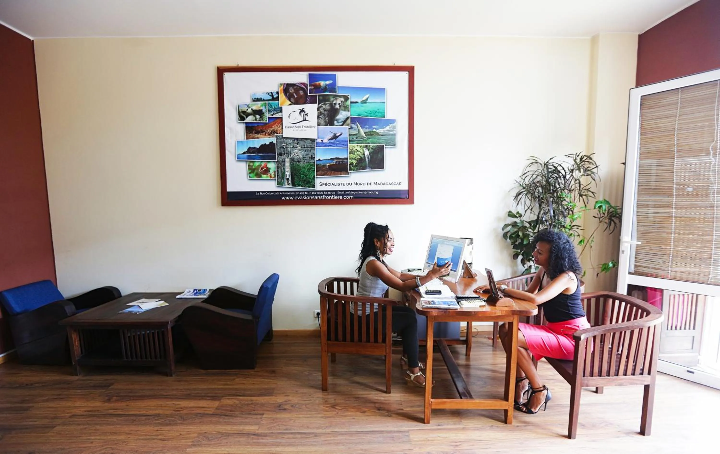 People in Le Grand Hôtel Diego