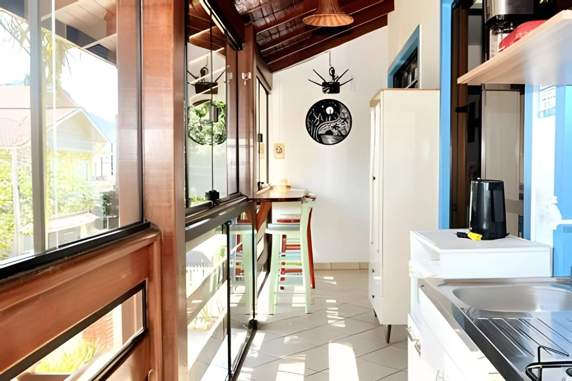Communal kitchen in Pousada Estrela Mares