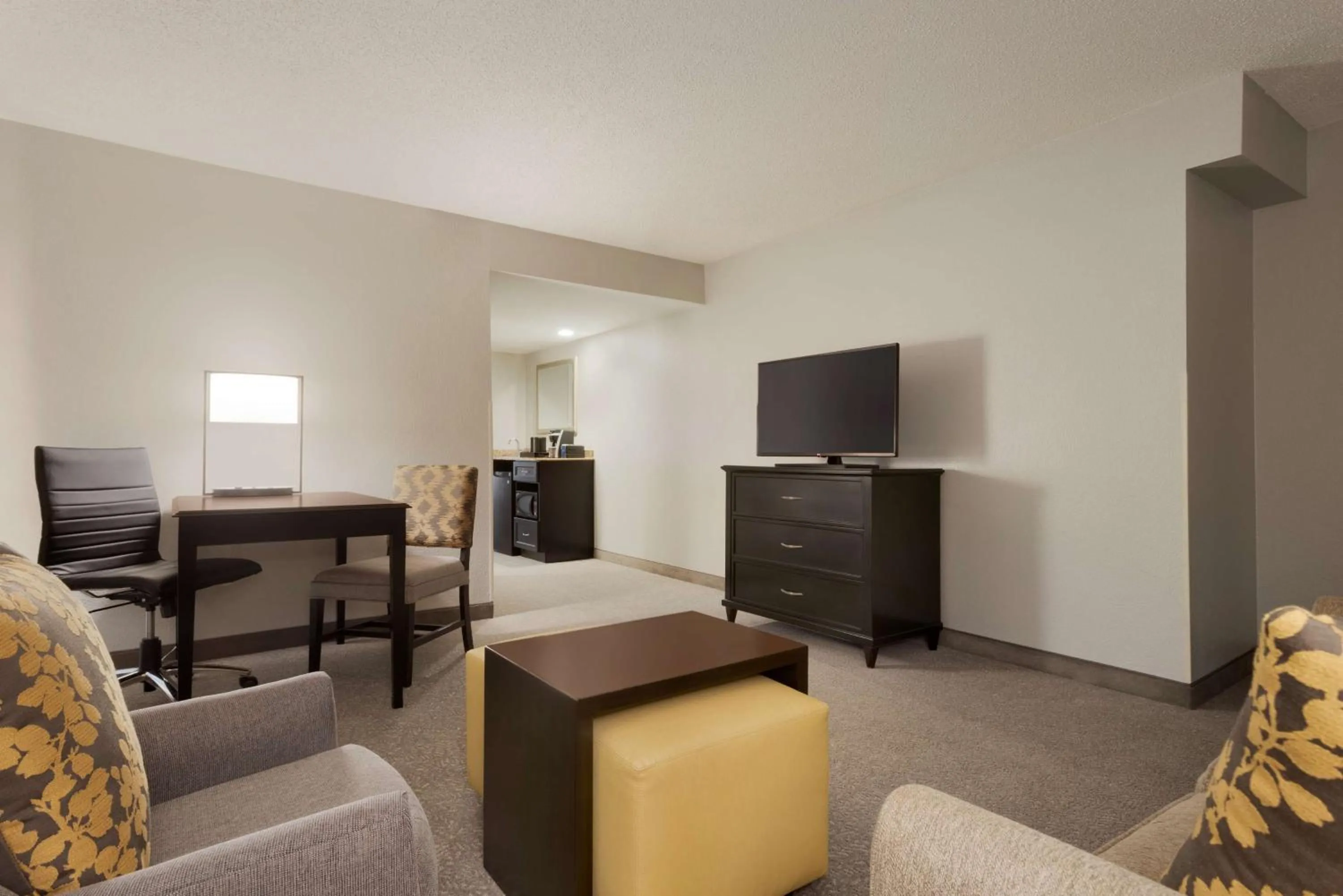 Bedroom in Embassy Suites by Hilton Atlanta Alpharetta