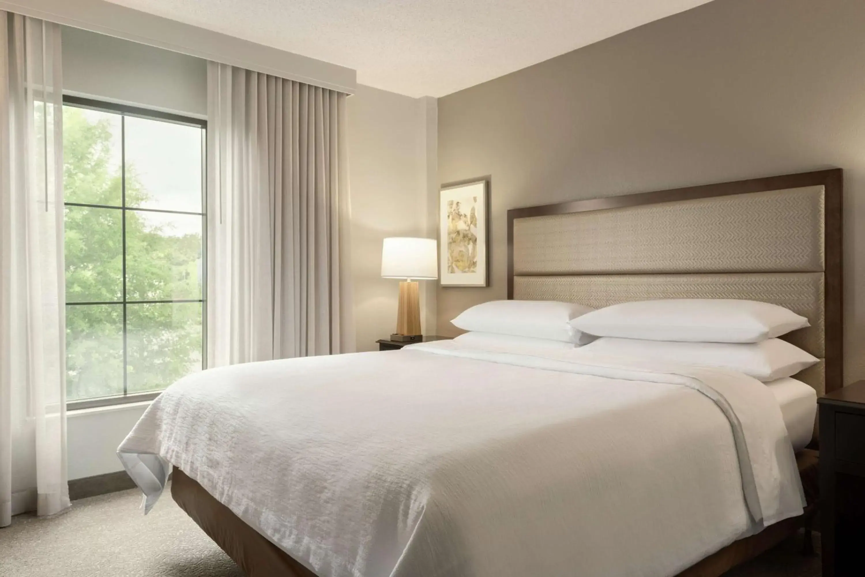 Bed in Embassy Suites by Hilton Atlanta Alpharetta Bed in Embassy Suites by Hilton Atlanta Alpharetta