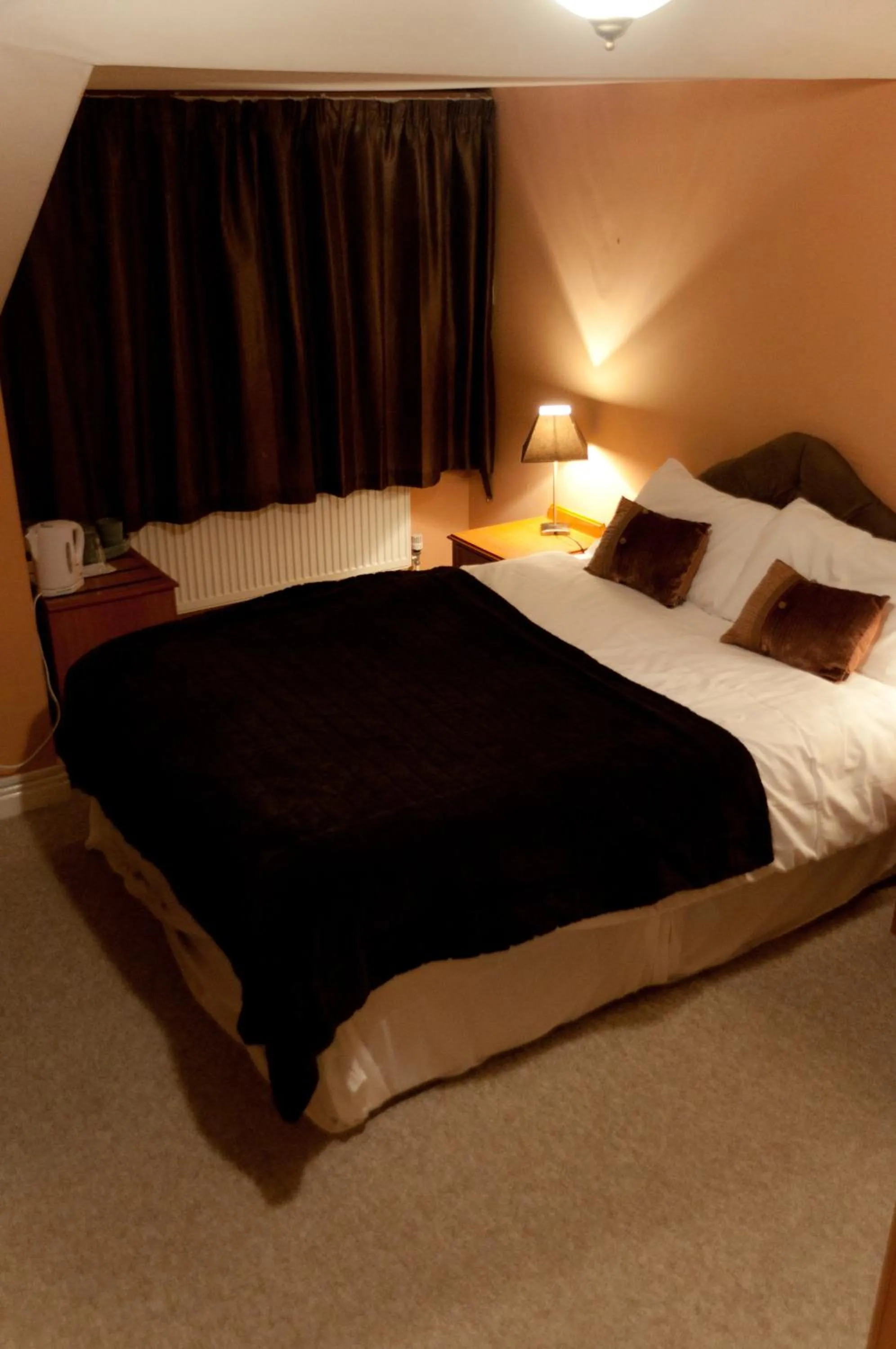 Photo of the whole room, Bed in Oak Inn