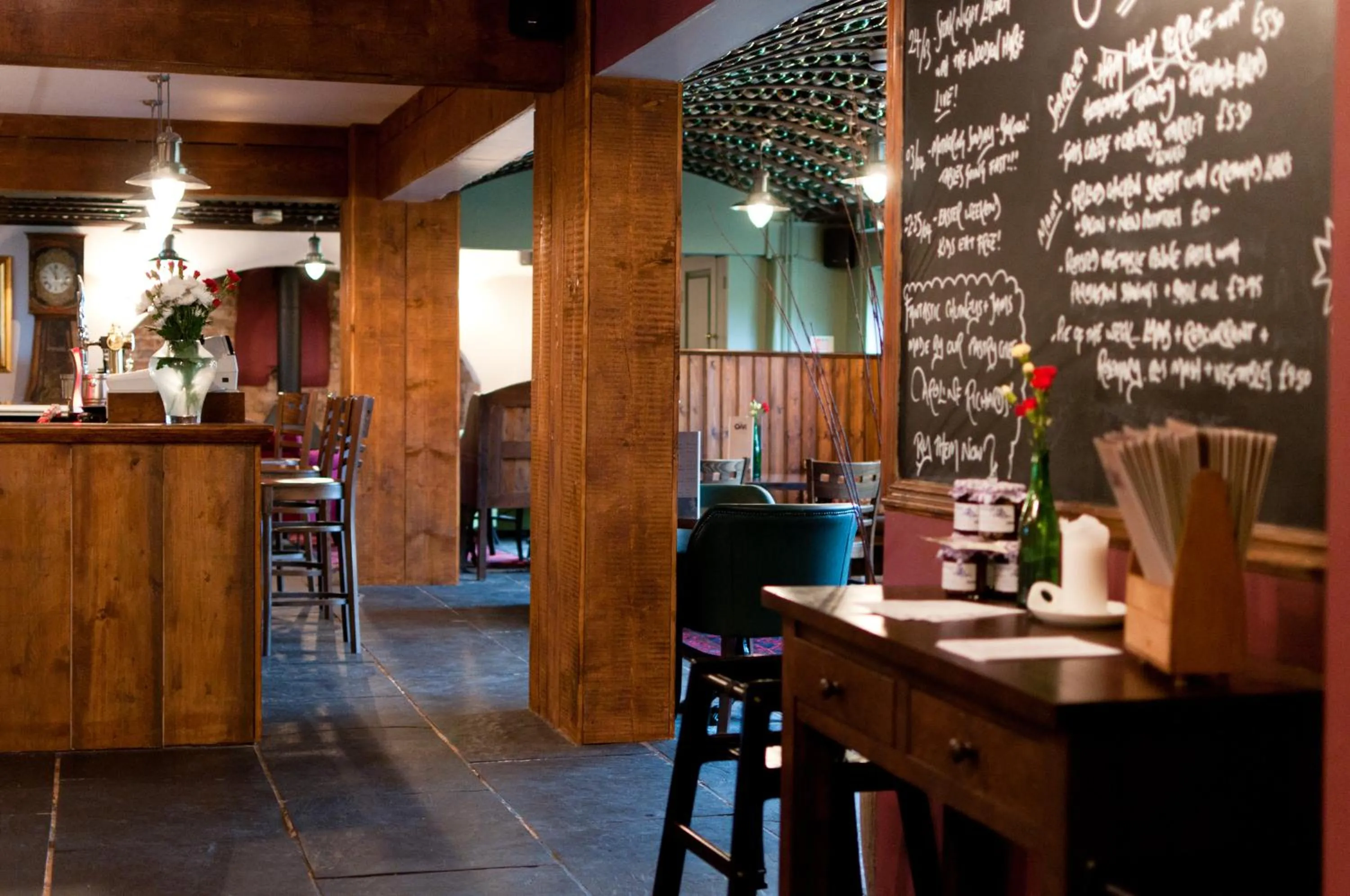 Lounge or bar in Oak Inn