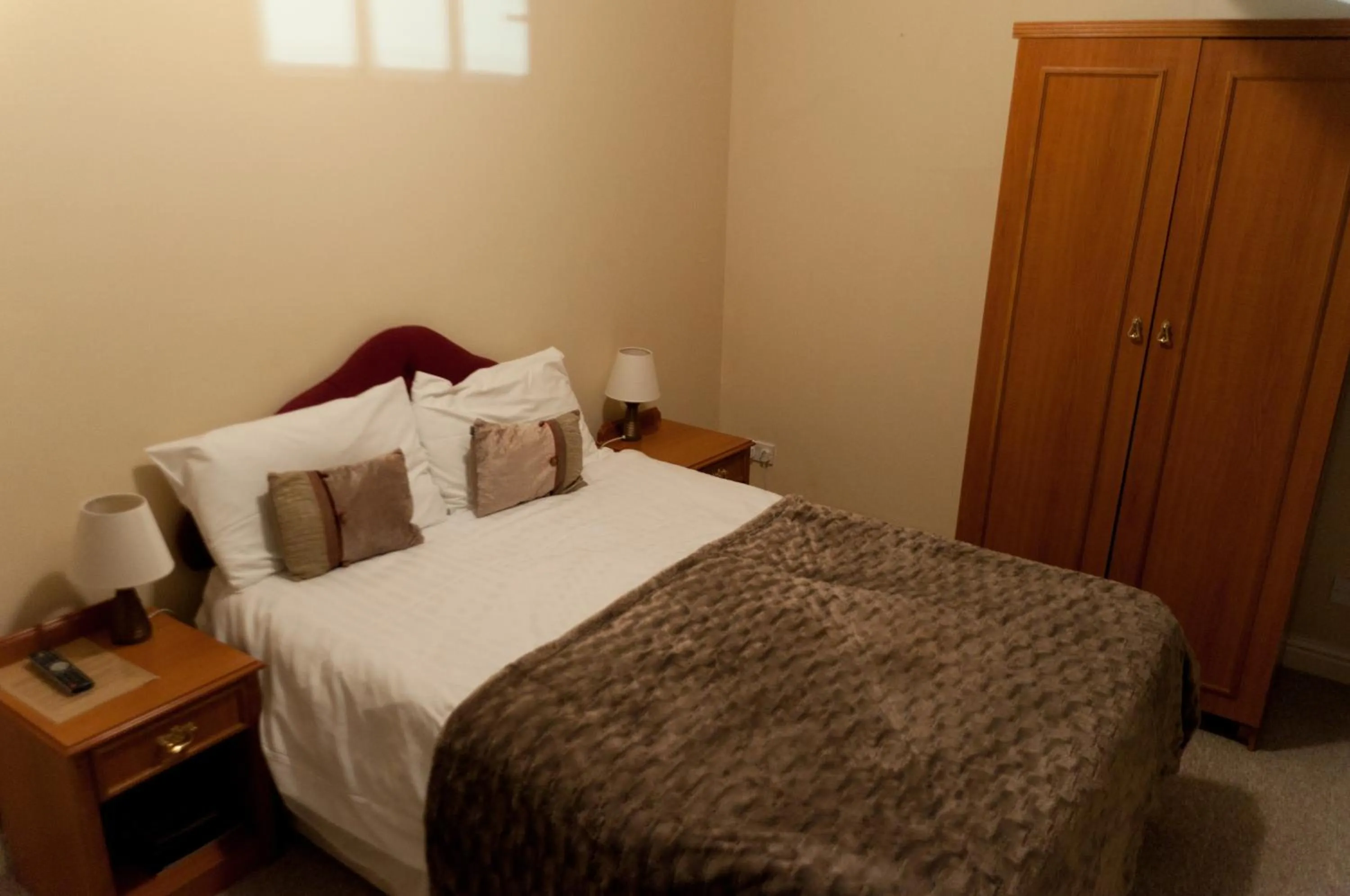 Photo of the whole room, Bed in Oak Inn