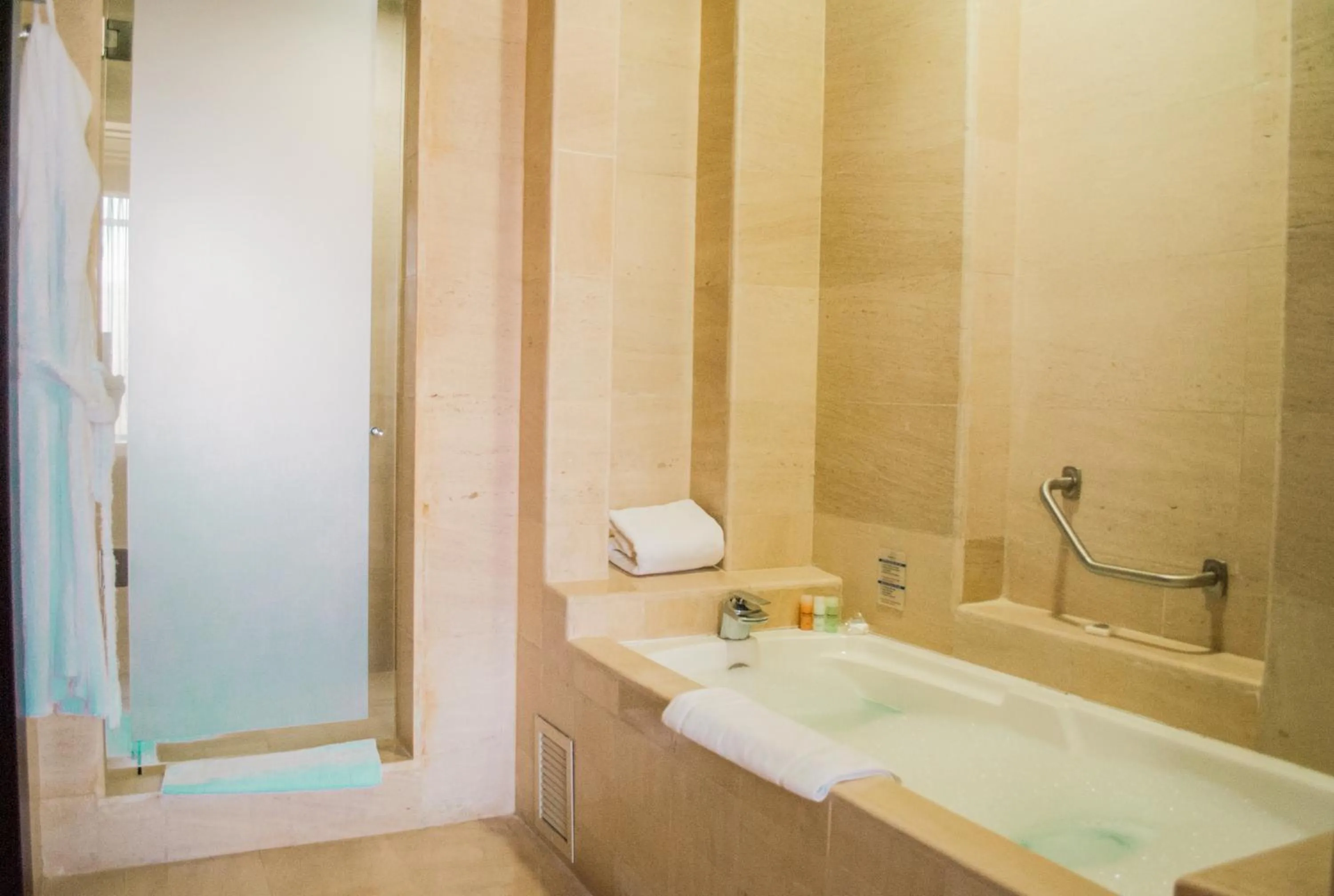 Bathroom in Hesperia WTC Valencia