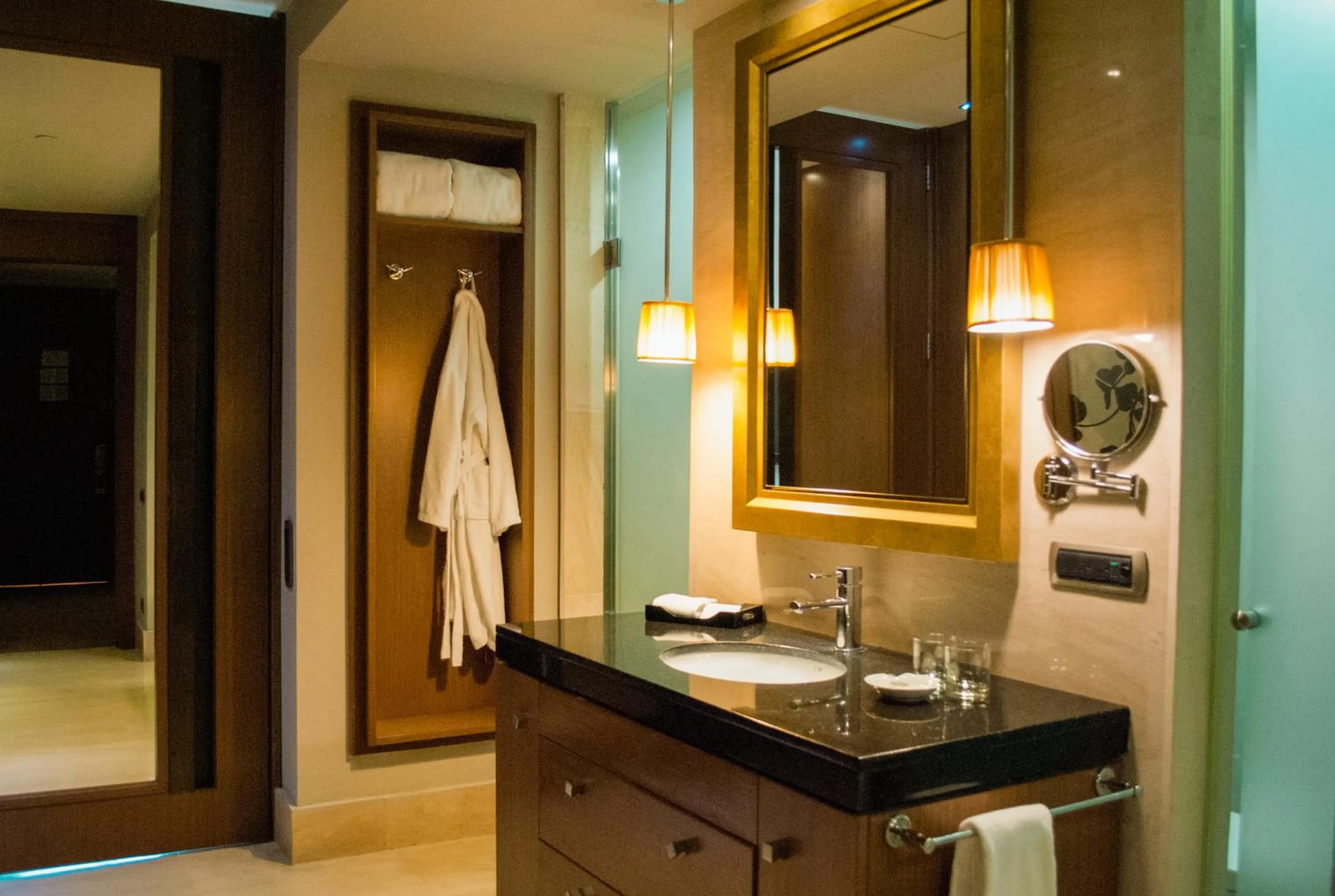 Bathroom in Hesperia WTC Valencia