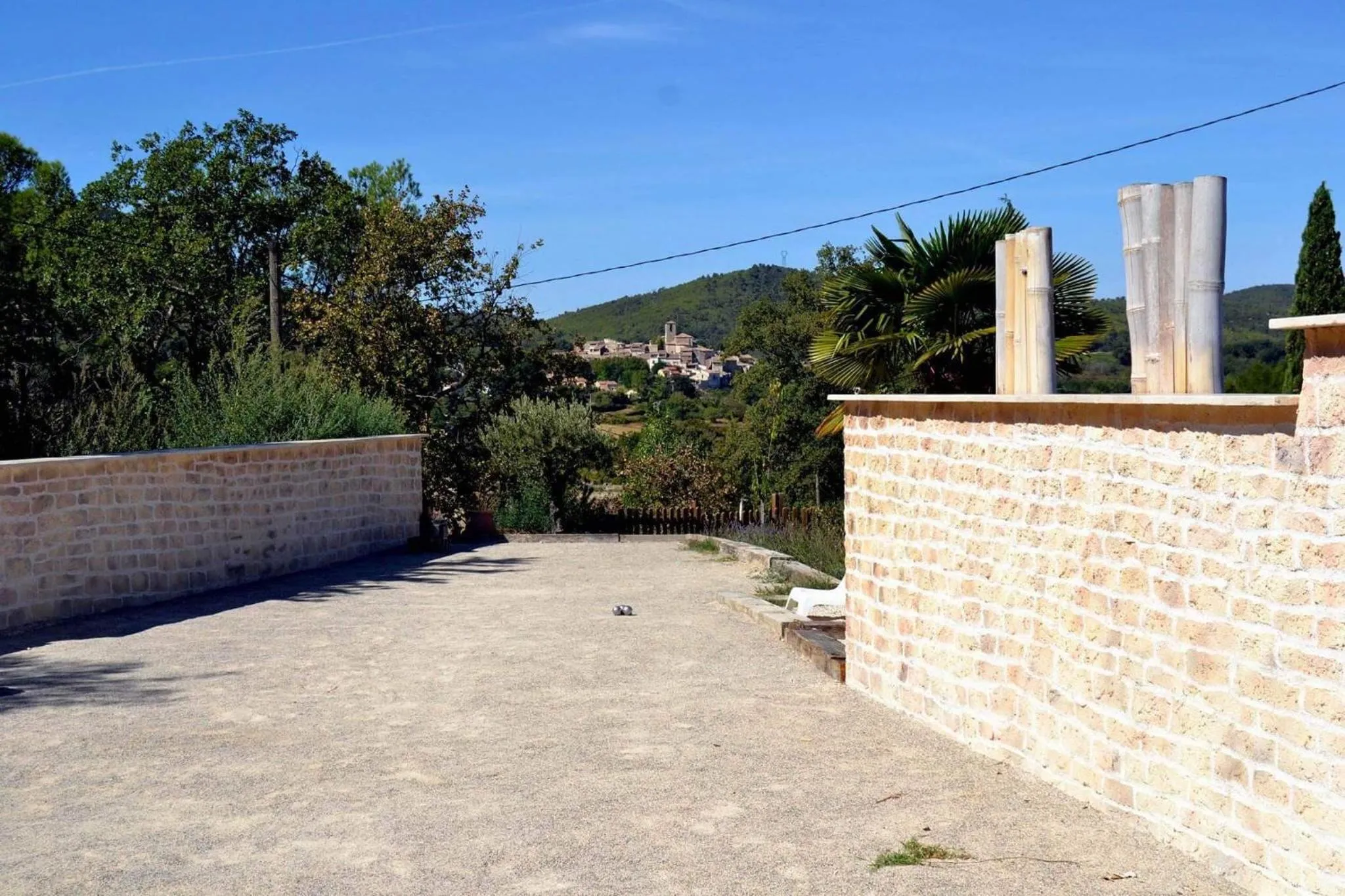 Property building in L instant Magique