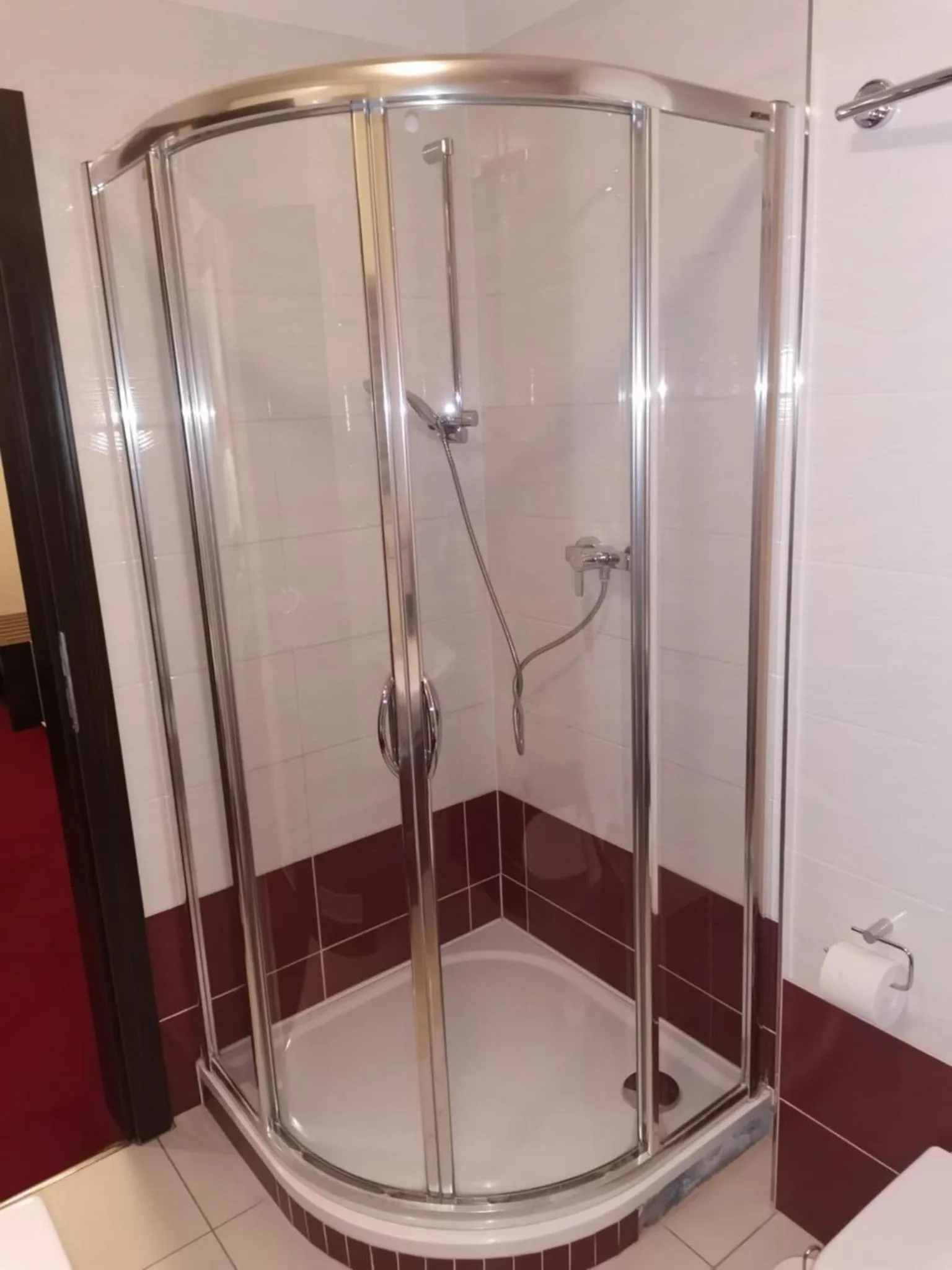 Shower in Hotel Monde