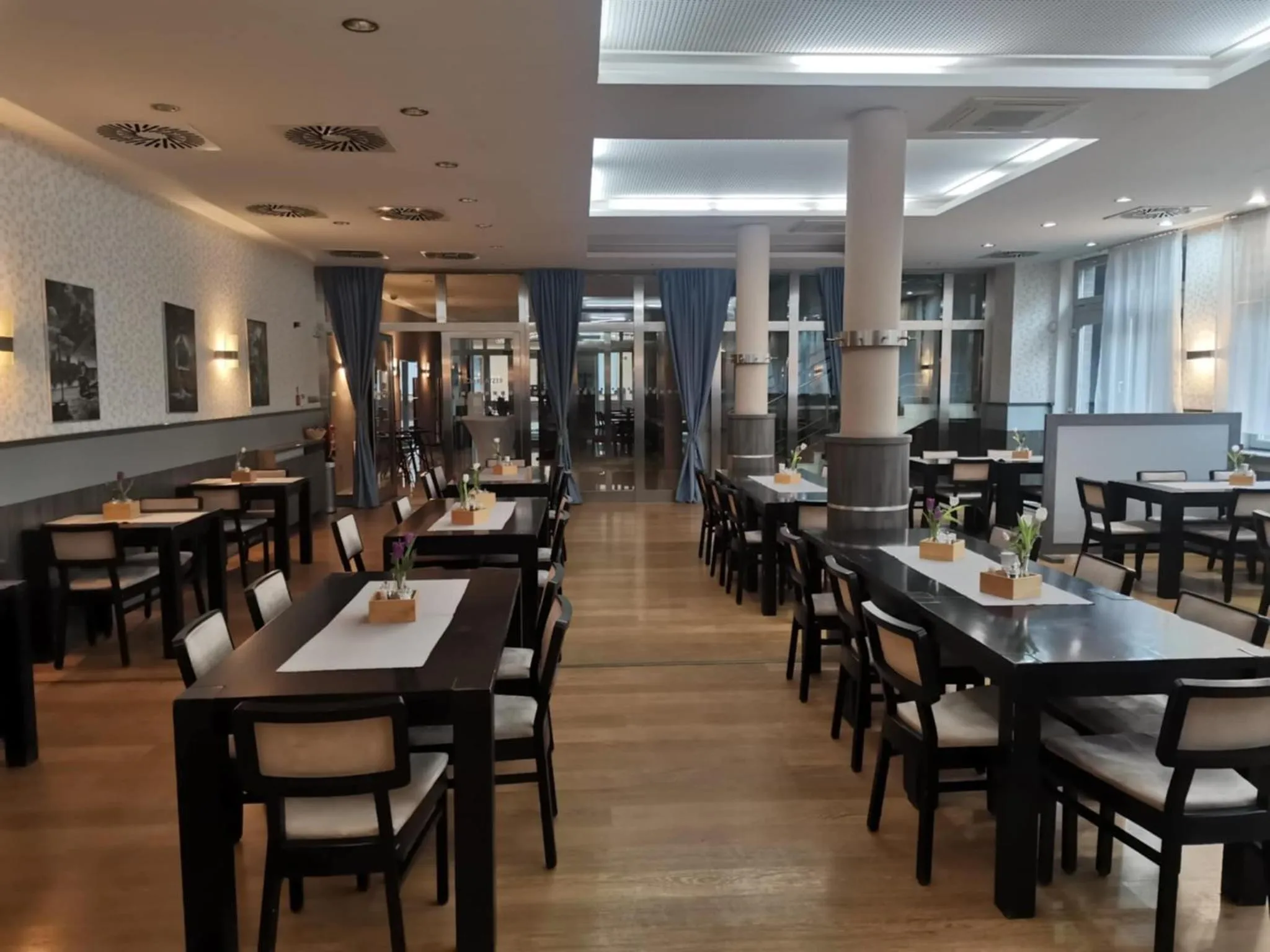 Restaurant/places to eat in Hotel Monde